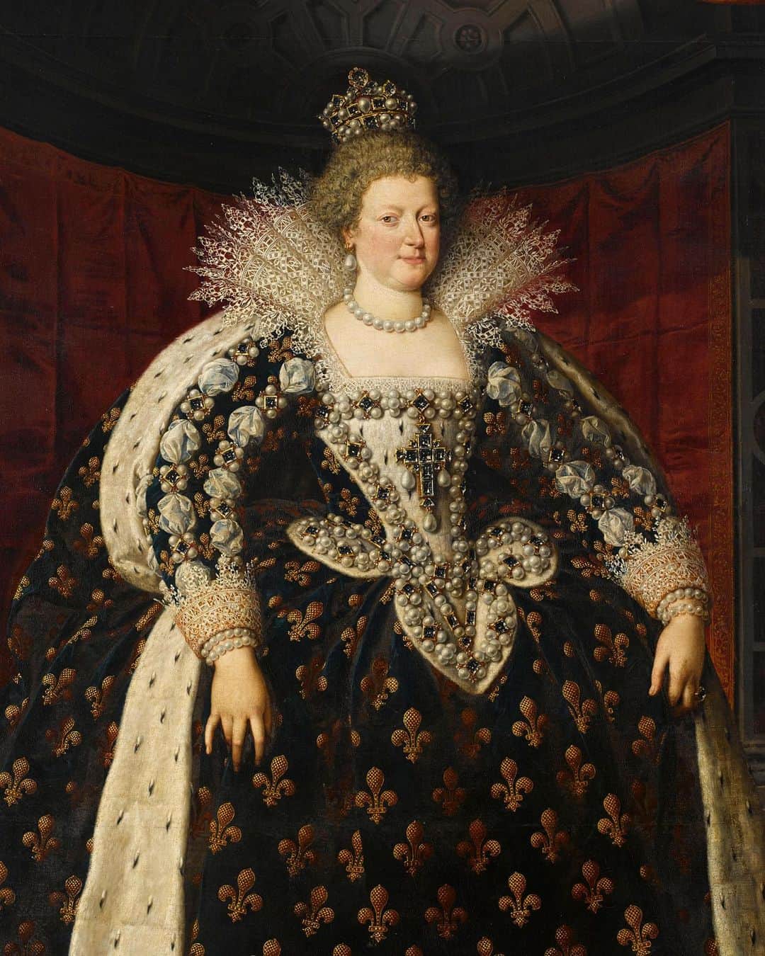ルーブル美術館さんのインスタグラム写真 - (ルーブル美術館Instagram)「. 🇫🇷 Le 14 mai 1610, le roi Henri IV meurt. Son épouse, la reine Marie de Médicis devient alors Régente et dirige seule le Royaume de France entre 1610 et 1617, en attendant la majorité de son fils Louis XIII. - 👑 Grande mécène des arts, elle commandera le récit de sa vie en 24 toiles à Rubens. Ici, elle est représentée dans un grand portrait de parade par Frans Pourbus le Jeune, probablement en 1609-10. - 🎧 Plongez dans l’extraordinaire destin de Marie de Médicis, mais aussi dans ceux de Michel-Ange, Jacques Jaujard, le démon Pazuzu ou encore Henri IV grâce aux #OdysséesDuLouvre, notre podcast avec @franceinter ! - - - - 🌍 Do you recognize the queen depicted in this impressive portait? -- 👀 Frans Pourbus the Younger (1569 - 1622) made this large parade painting of Maria de Medici probably in 1609-10. A little frozen, the posture of the Queen of France is accentuated by her impressive velvet ceremonial costume of a deep blue colour with gold embroidered fleurs-de-lys. - 👑 On her shoulders, a coat made of the same fleurs-de-lys patterned fabric than her dress had two large ermine lapels. Three quarters to the right, the Queen wears magnificent jewellery: earrings, a necklace and bracelets of huge pearls, as well as a crown of pearls and gems adorned with a splendid diamond. - 📷 © RMN - Grand Palais (Musée du Louvre) / Michel Urtado . . . #Louvre #MuséeDuLouvre #FranceInter #Podcast」12月16日 1時37分 - museelouvre