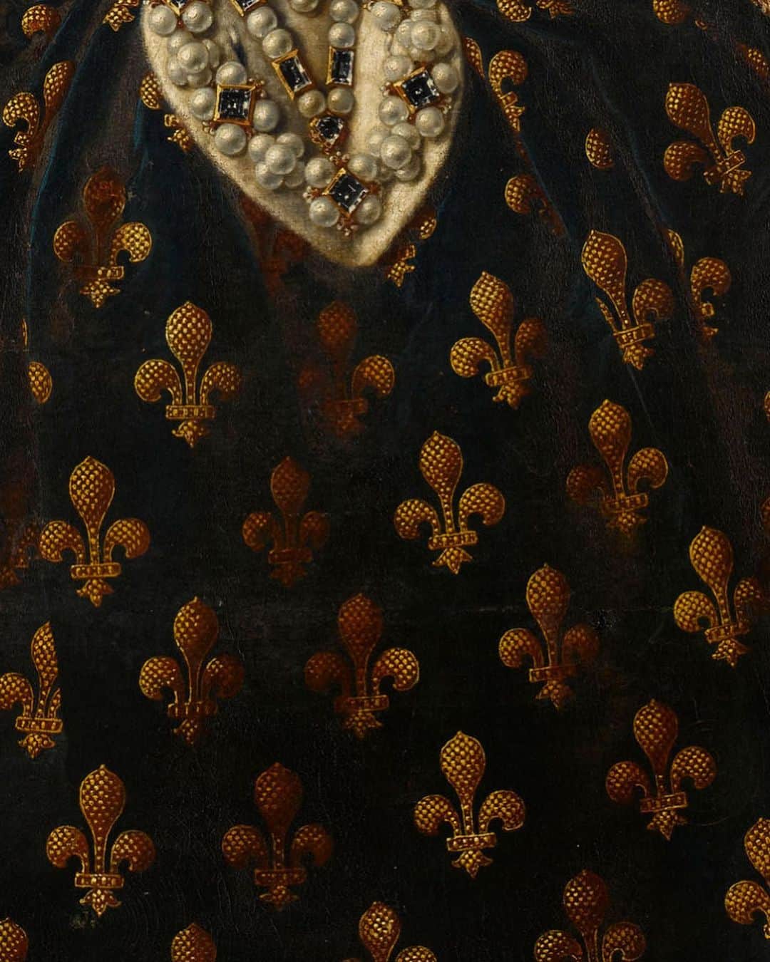 ルーブル美術館さんのインスタグラム写真 - (ルーブル美術館Instagram)「. 🇫🇷 Le 14 mai 1610, le roi Henri IV meurt. Son épouse, la reine Marie de Médicis devient alors Régente et dirige seule le Royaume de France entre 1610 et 1617, en attendant la majorité de son fils Louis XIII. - 👑 Grande mécène des arts, elle commandera le récit de sa vie en 24 toiles à Rubens. Ici, elle est représentée dans un grand portrait de parade par Frans Pourbus le Jeune, probablement en 1609-10. - 🎧 Plongez dans l’extraordinaire destin de Marie de Médicis, mais aussi dans ceux de Michel-Ange, Jacques Jaujard, le démon Pazuzu ou encore Henri IV grâce aux #OdysséesDuLouvre, notre podcast avec @franceinter ! - - - - 🌍 Do you recognize the queen depicted in this impressive portait? -- 👀 Frans Pourbus the Younger (1569 - 1622) made this large parade painting of Maria de Medici probably in 1609-10. A little frozen, the posture of the Queen of France is accentuated by her impressive velvet ceremonial costume of a deep blue colour with gold embroidered fleurs-de-lys. - 👑 On her shoulders, a coat made of the same fleurs-de-lys patterned fabric than her dress had two large ermine lapels. Three quarters to the right, the Queen wears magnificent jewellery: earrings, a necklace and bracelets of huge pearls, as well as a crown of pearls and gems adorned with a splendid diamond. - 📷 © RMN - Grand Palais (Musée du Louvre) / Michel Urtado . . . #Louvre #MuséeDuLouvre #FranceInter #Podcast」12月16日 1時37分 - museelouvre