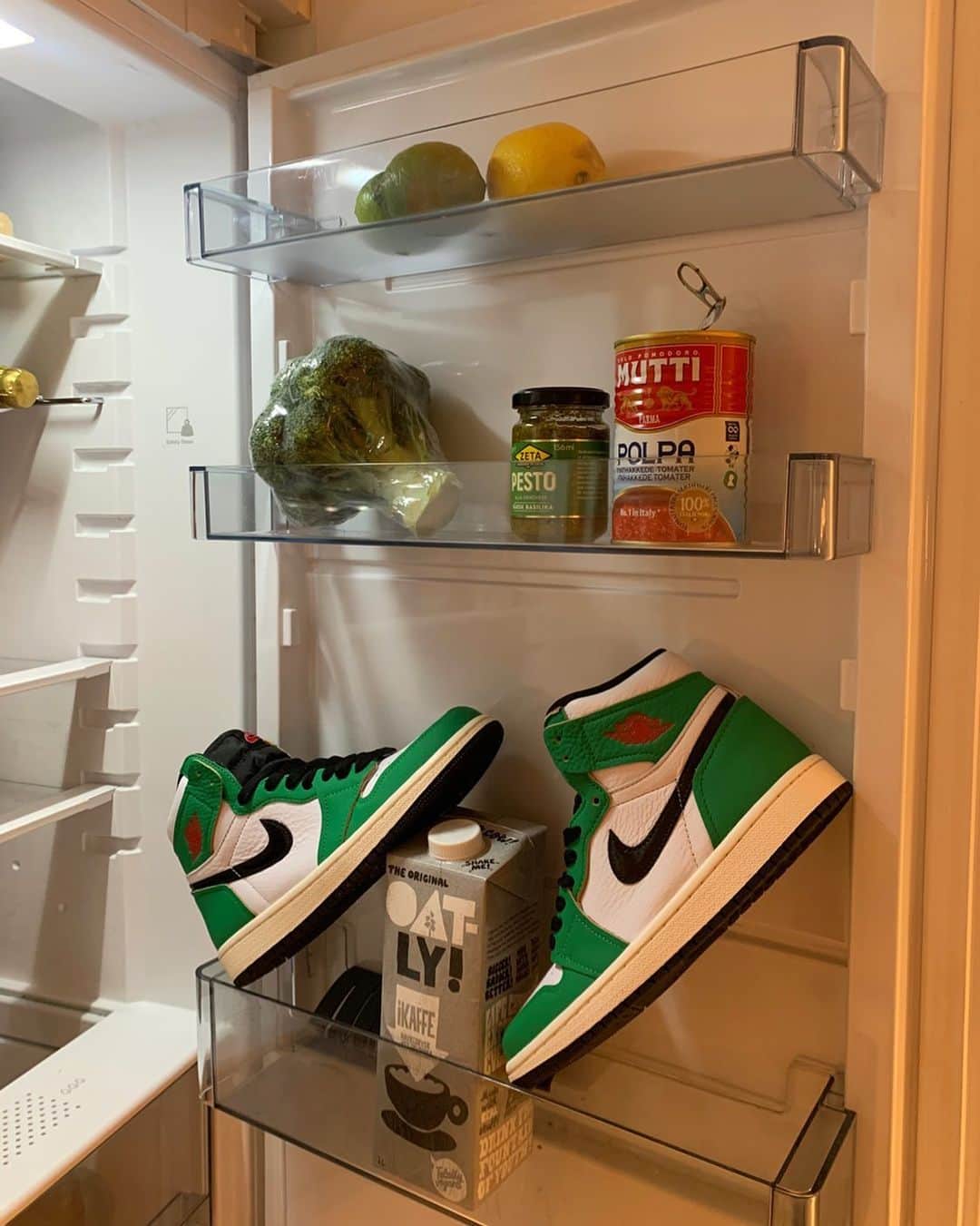 ファニー・リックマンのインスタグラム：「Sneaker cravings 👟  these are my latest purchase 👆🏼」