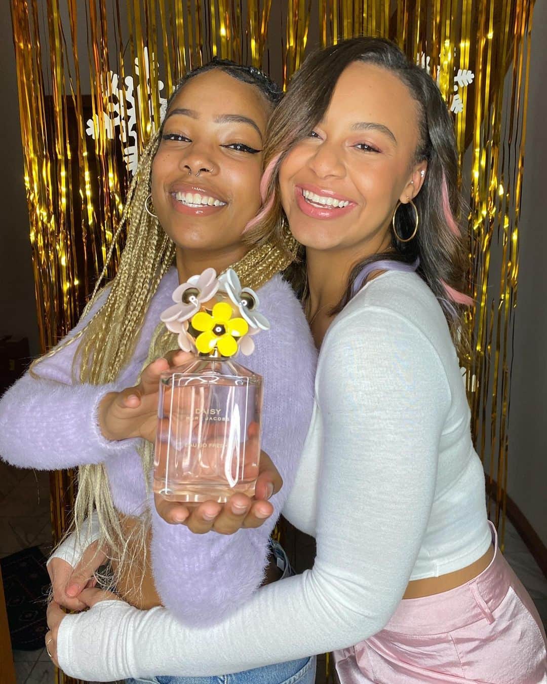 Nia Sioux Frazierさんのインスタグラム写真 - (Nia Sioux FrazierInstagram)「Surprising my bestie with an early holiday gift; @marcjacobsfragrances Eau So Fresh.❤️🌼💚 It's such the perfect present for the holiday season, so I'm giving FOUR of you and your besties a chance to win #MJDaisy. To enter:  - Like this post + tag a friend you'd like to gift #MJDaisy to in the comments  - Follow @Marcjacobsfragrances  Enter by Dec 17th! #FriendsofDaisy #MJPartner」12月16日 1時40分 - niasioux