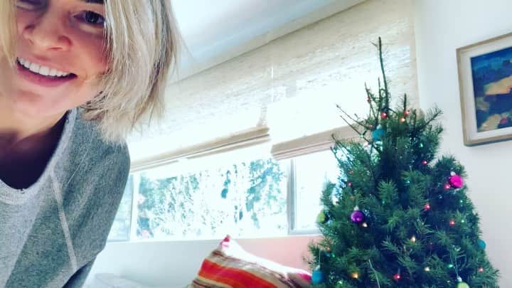 キャサリン・メーニッヒのインスタグラム：「After tomorrow, 👖are signing off  2020.  Link in bio」