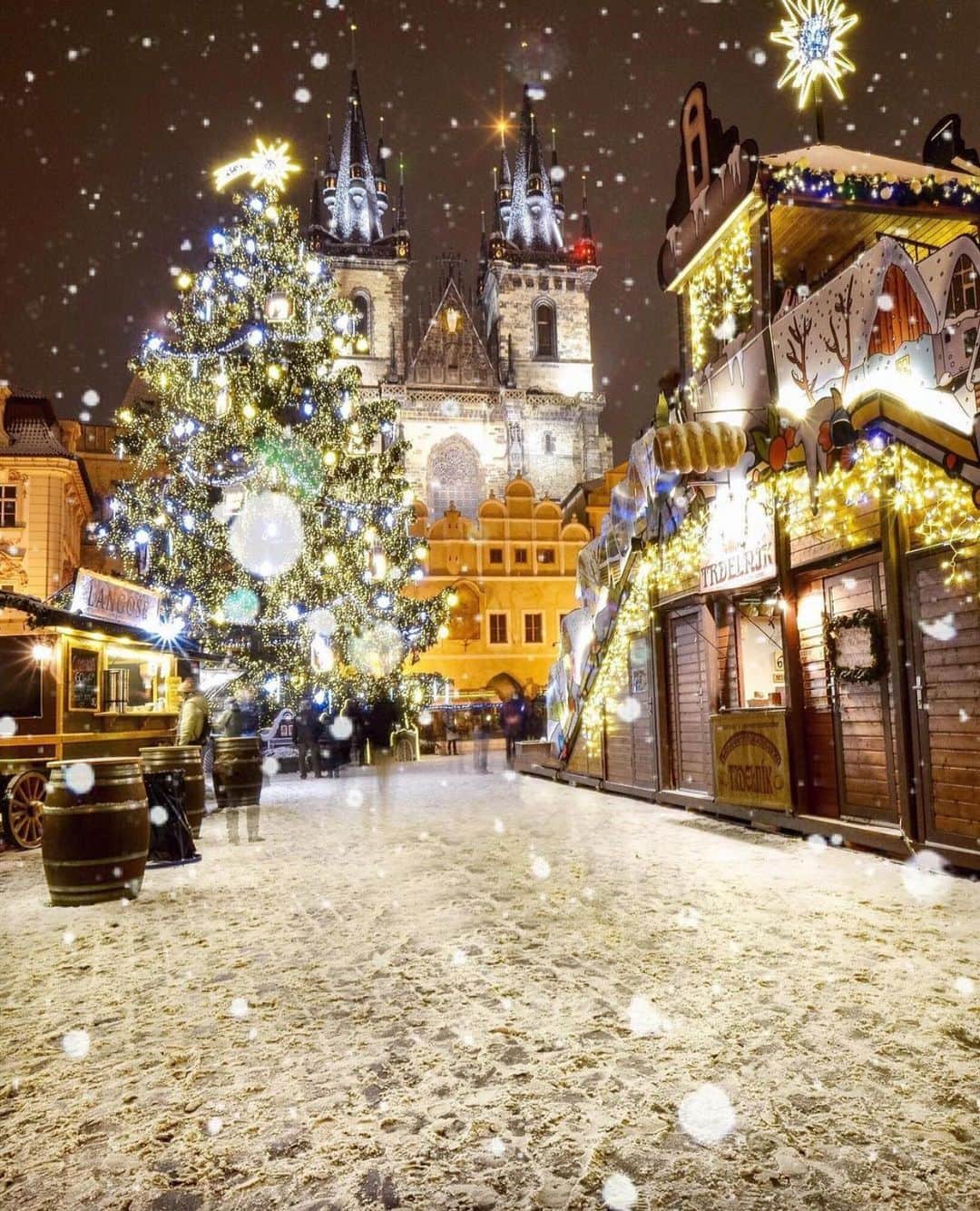 Wonderful Placesさんのインスタグラム写真 - (Wonderful PlacesInstagram)「Snowy night in Prague ✨😍😍😍✨ Tag your friends!!! . Pictures by ✨✨@sennarelax✨✨ #wonderful_places for a feature ❤️🎄」12月16日 1時41分 - wonderful_places