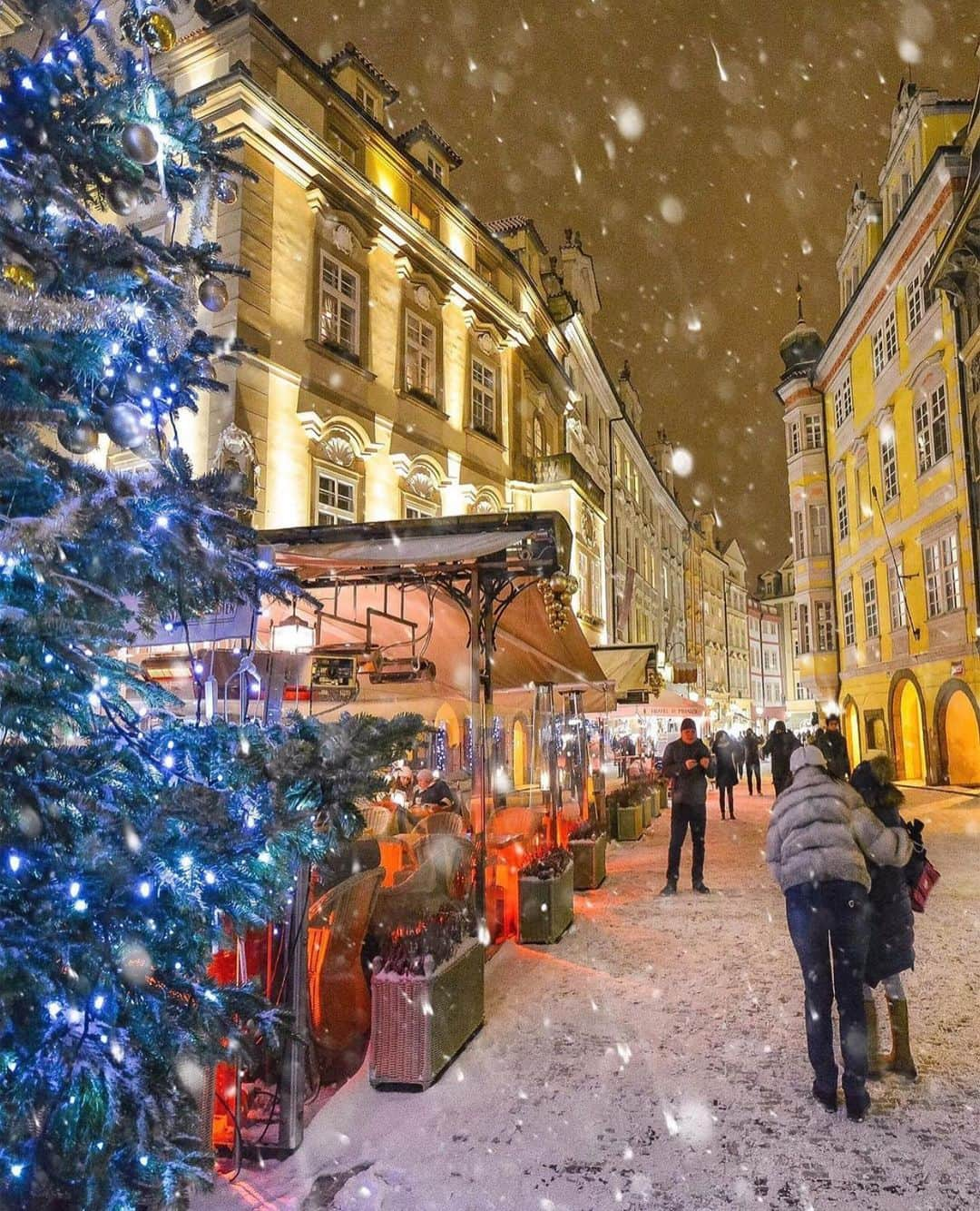 Wonderful Placesさんのインスタグラム写真 - (Wonderful PlacesInstagram)「Snowy night in Prague ✨😍😍😍✨ Tag your friends!!! . Pictures by ✨✨@sennarelax✨✨ #wonderful_places for a feature ❤️🎄」12月16日 1時41分 - wonderful_places