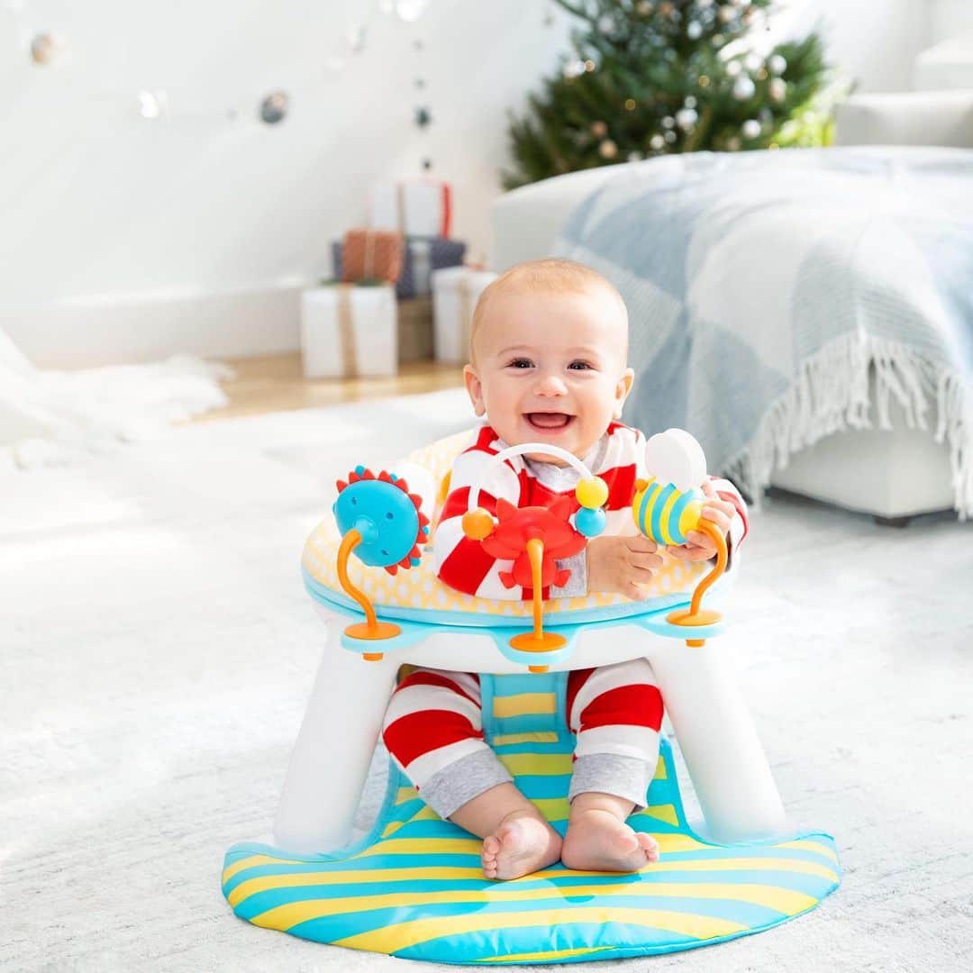 Skip Hopさんのインスタグラム写真 - (Skip HopInstagram)「The perfect seat next to the tree! 🎄 Our Explore & More™ 2-In-1 Activity Floor Seat encourages baby to sit, interact and play! 🙌  📸: @anagambuto  #holidaysmadebetter #babyseat #giftideas #wishlist #skiphop」12月16日 1時44分 - skiphop