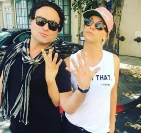ビッグバン★セオリーのインスタグラム：「🤣  . . . @therealjimparsons @kaleycuoco @sanctionedjohnnygalecki @missmayim @themelissarauch #johnnygalecki #mayimbialik #kaleycuoco #melissarauch #simonhelberg #jimparsons #jerryoconnell #kunalnayyar #leonardhofstadter #amyfarrahfowler #pennyhofstadter #bernadettewolowitz #sheldoncooper #thebigbangtheory #bigbangtheory」