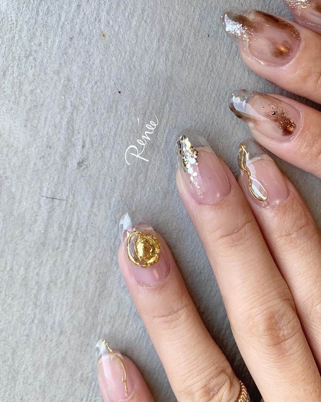 ネイルサロンレネのインスタグラム：「﻿ ﻿ 𝒟𝑒𝓈𝒾𝑔𝓃 𝒷𝓎 𝒪𝒦𝒜𝑀𝒪𝒯𝒪 🦫💐﻿ ➠ @renee_maiokmt.1030 ﻿ ﻿  ﻿  @apresnailofficial  @apresnailjapan   アプレ10本長さ出しで﻿ クリアを生かしたニュアンスデザイン✵﻿ ﻿ 一旦自爪を短くして取り付けますが、﻿ 1ヶ月後もそのまま一層残しで﻿ 使っていけるのでとても便利で爪にも優しい♡﻿ ﻿ 亀裂も入らないしモチも良いし﻿ クリア生かしたデザインが可愛いし﻿ とにかくいい事づくめのアプレ長さだし✨✨😆﻿ ﻿ ﻿ ﻿ ﻿ ﻿ ⇩🎉news🎉⇩﻿ ﻿ 2020年11月14日(土)﻿ nailsalon Renée 梅田本店﻿ BEAULAND Ashiya 芦屋店﻿ に続き3店舗目となる﻿ Renée les deux(レネレドゥ)﻿ 梅田2号店オープン！！！﻿ ﻿ ﻿ nailsalon Renée®︎﻿ ￣￣￣￣￣￣￣￣﻿ TV.メディア出演﻿ スタッフ全員資格保持者﻿ カラー300種類以上﻿ パーツ1000種類以上﻿ 雑誌掲載デザイン多数﻿ ﻿ ﻿ ﻿ ▫︎Renée梅田本店﻿ 【open-close】10:00〜21:00﻿ 【定休日】不定休﻿ 【add】大阪市北区堂山町15-23-908﻿ ﻿ ▫︎Renée les deux梅田店﻿ 【open-close】10:00〜21:00﻿ 【定休日】不定休﻿ 【add】大阪市北区堂山町15-23-1003﻿ ﻿ ▫︎Renée by Beauland Ashiya芦屋店﻿ 【open-close】10:00〜21:00﻿ 【定休日】不定休﻿ 【add】芦屋市業平町6-11 Ashiya grotto 302﻿ ﻿ ﻿ ﻿ ﻿ ▶︎▶︎▶︎初回クーポンご利用頂けます﻿ ￣￣￣￣￣￣￣￣￣￣￣￣￣￣￣￣﻿ ご予約はプロフィールTOPのリンク内﻿ URLをご利用下さい。﻿ ﻿ ﻿ ﻿ メニューに迷った方やご相談は…﻿ ﻿ 　　🤍Renée公式LINE🤍﻿ ─────────────﻿  【@bos7903t】←※@から入力🔍﻿ ﻿ ﻿ ﻿ #nailsalonrenee#ネイルサロンレネ﻿ #大阪ネイルサロン #梅田ネイルサロン  #芦屋ネイルサロン #美甲 #네일 #젤네일 #네일아트﻿ #nail #nails #gelnail #gelnails ﻿ #naildesign #naildesigns ﻿ #nailart #nailstagram #nailfashion ﻿ #nailfie #成人式ネイル #シンプルネイル #ベージュネイル #おしゃれネイル #ラメネイル #clearnails #シンプルネイル #ニュアンスネイル #お洒落 #ミラーネイル #クリアネイル」