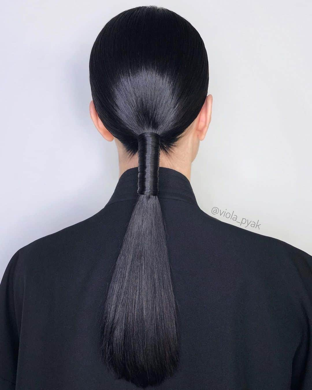 Sam Villaさんのインスタグラム写真 - (Sam VillaInstagram)「The #holidays may look a little different this year but this #HolidayHair is simple and #chic. This #ponytail by @viola_pyak is the perfect #hairstyle whether you are wearing #holidaypjs all day or putting on your #holiday best. ⠀ ⠀ Spread the #love by tagging artists in the comments that #inspire you.」12月16日 1時49分 - samvillahair