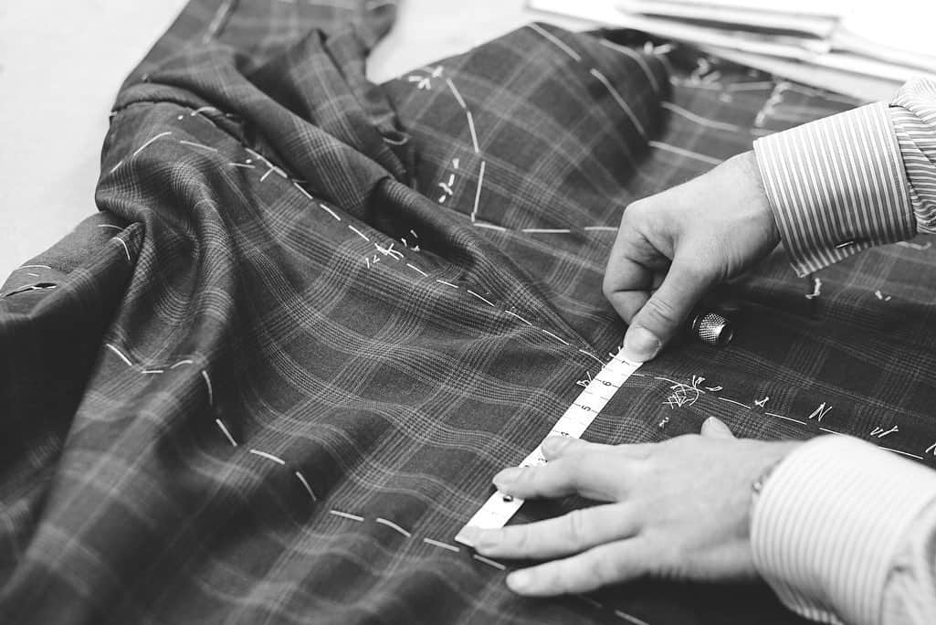 ギーブス&ホークスさんのインスタグラム写真 - (ギーブス&ホークスInstagram)「Behind the scenes at our Bespoke Tailoring studio on Savile Row.  #BespokeTailoring #GievesandHawkes #BTS #Craftsmanship #Menswear」12月16日 1時49分 - gieveslondon