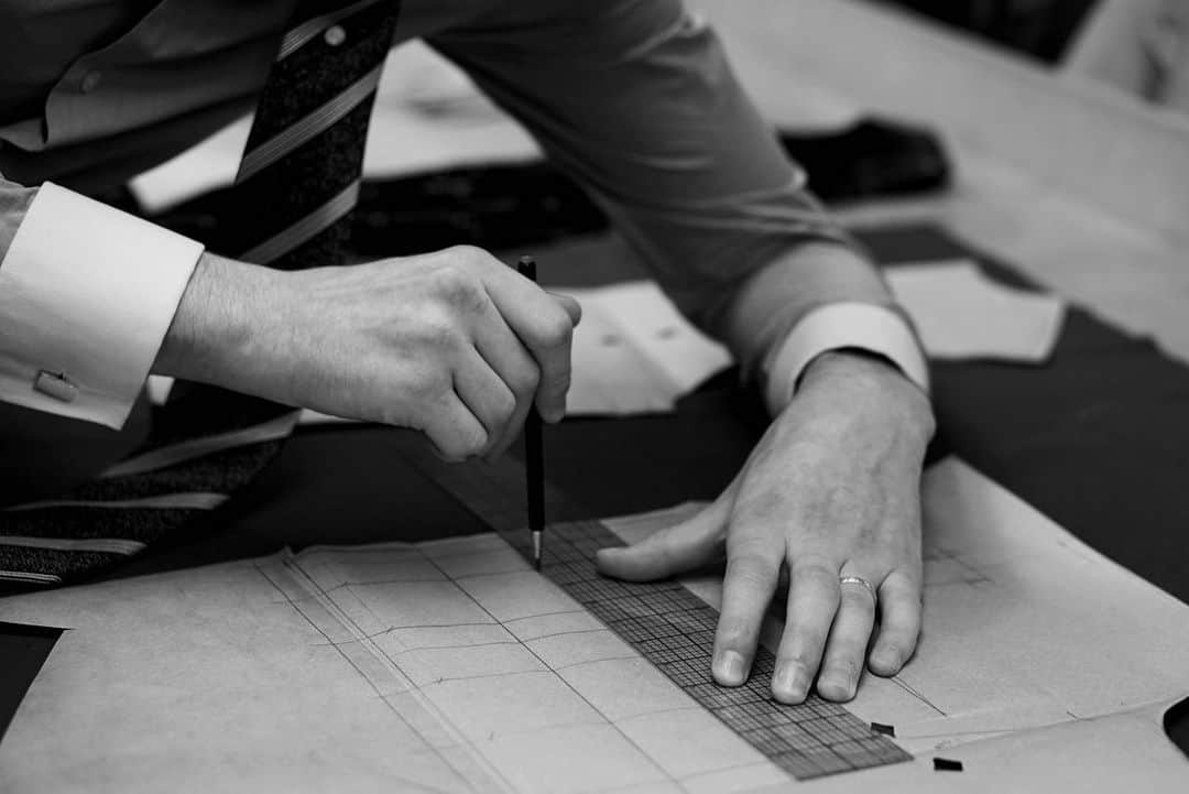 ギーブス&ホークスのインスタグラム：「Behind the scenes at our Bespoke Tailoring studio on Savile Row.  #BespokeTailoring #GievesandHawkes #BTS #Craftsmanship #Menswear」