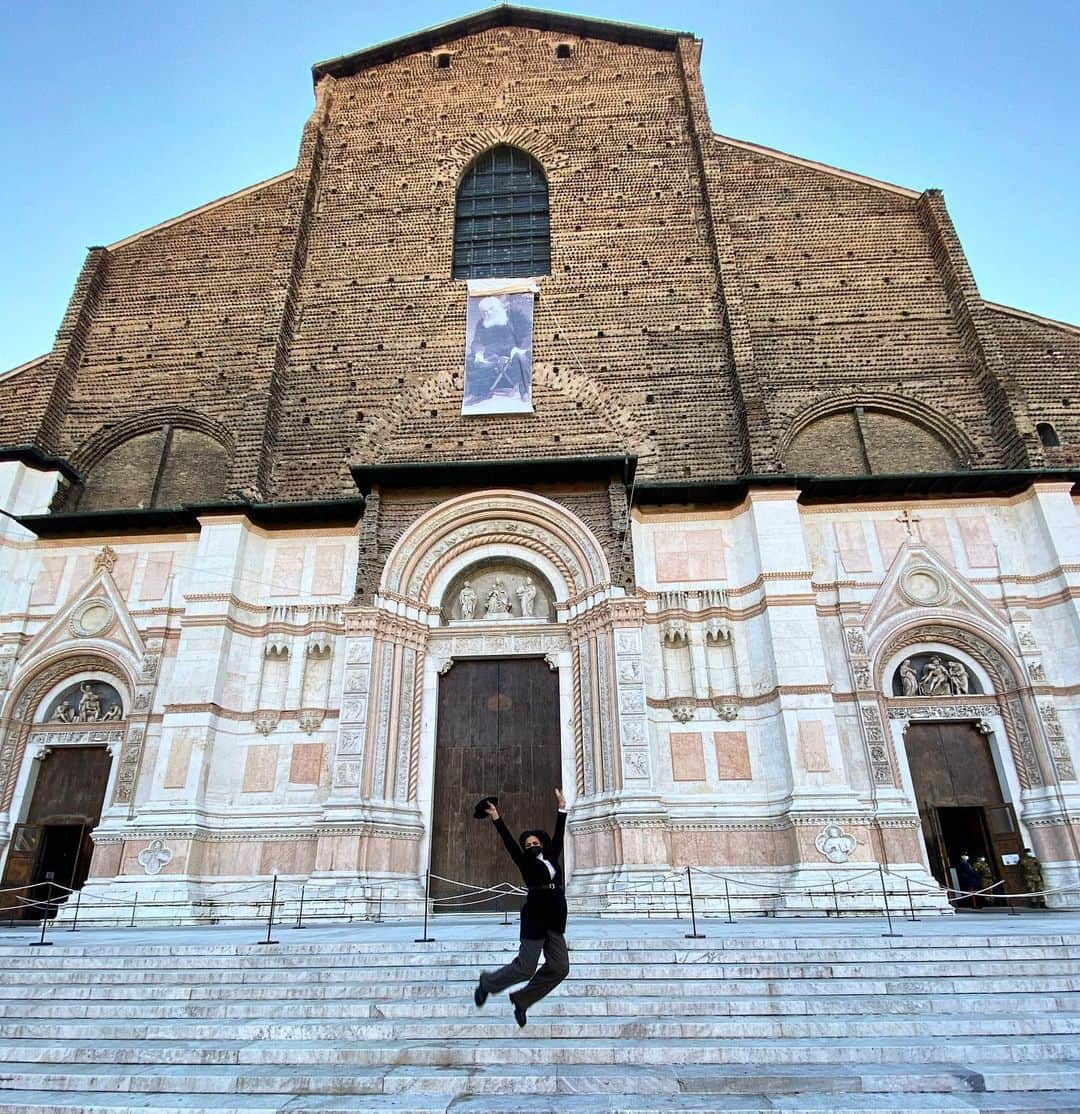 Ambra Angioliniのインスタグラム：「“ Grande, grossa e giuggiolona! “ in un posto bellissimo #grazie #bologna #tour InFame @rizzolilibri  pic by @ninni_official  incredibile ma vero 😂」