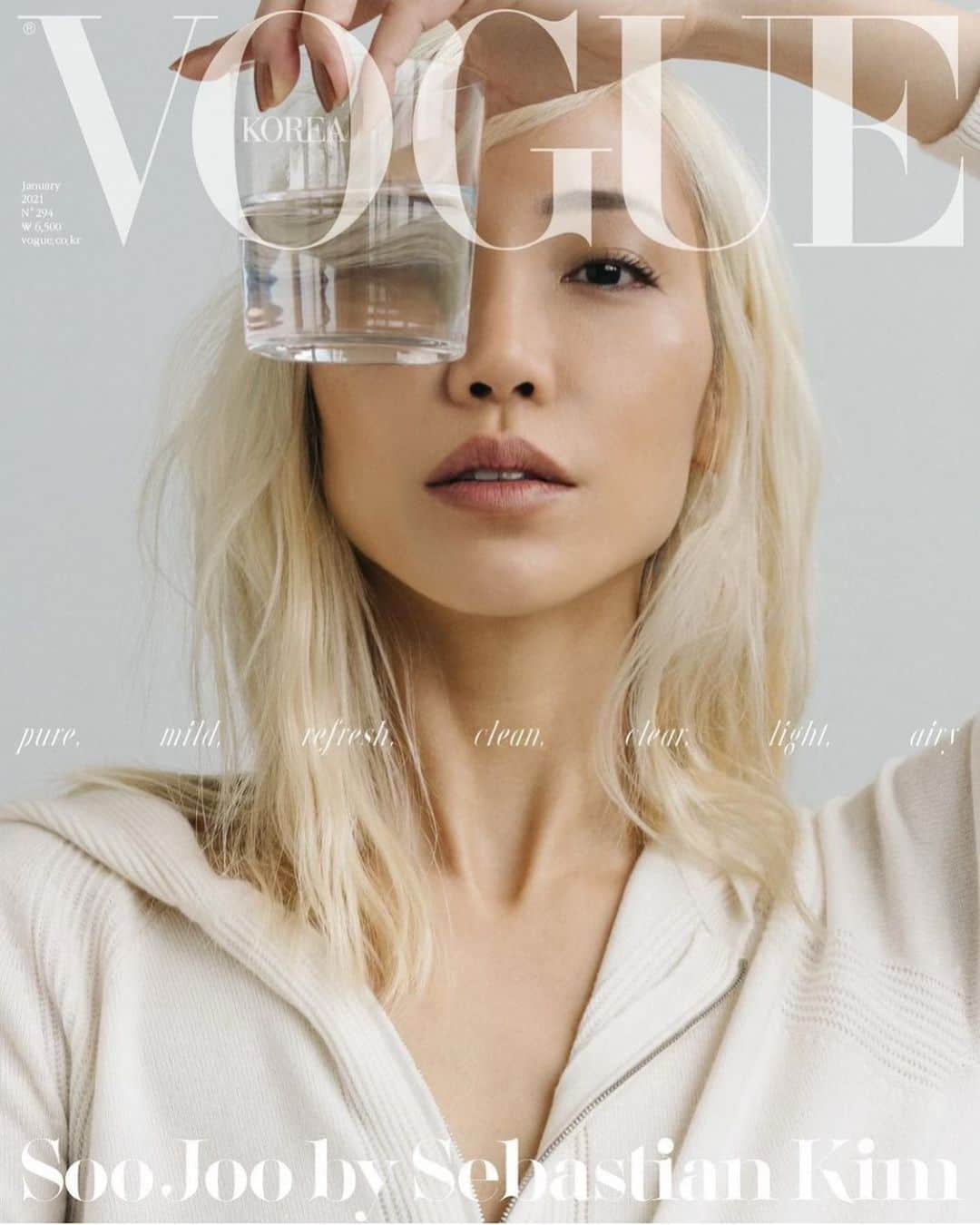 パク ・スジュのインスタグラム：「@voguekorea January 2021 cover ✨ 2020년을 보내며 ‘퓨어’하게 첫해를 맞이하자는 의미있는 커버. Thank you so much dearest @shinkwangho and everyone who worked on making this 🌬🤍🤍🤍 Photographed by @sebkimstudio  Styled by @ssohnyoung  Onset stylist @stylesamantha7  Hair @joeygeorge  Makeup @tyronmachhausen  Production @inyoung.kate  @elitenyc @michaelibruno @nomadmgmt」