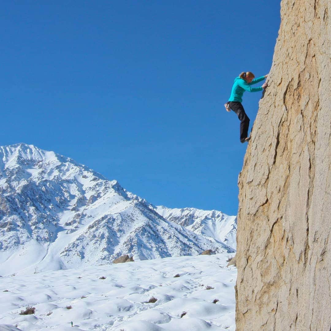 ヨルグ・バーホーベンのインスタグラム：「Bishop, USA, 2010 🌍 Travel memories: part 3 • As one of my first oversea trips, a month of Bishop bouldering was a true eye opener. The Buttermilks' huge granite boulders are the quintessence of what I'm looking for in bouldering, and the area is still one of my all-time favourites. • Just as we arrived we got shutdown by a four-day snowstorm, which made getting to the boulders an adventure by itself. Funny anecdote: at 80 mph wind @katha_saurwein got lifted while carrying a crashpad and was saved by some (thorny) bushes from flying off like a bird. 🕊 • The Buttermilks automatically get you sucked into highballing (which resembles soloing from time to time), but as we were still young, our backs were springy and we happily collected airmiles onto double-layer crashpads.  •  It feels like we shovelled more snow than on a mountaineering expedition (trying to get the boulders dry), but, and this might be hard to believe nowadays, we had the Milks to ourselves 😎. Funny anecdote: I 'fell' off the top mantle of the 'Mandala sit' (8B), which back then was my hardest boulder by far, because the holds I had shovelled the previous day were iced over at night 🤣. • All in all, back then we thought we had the worst of luck, but I now realize these are the trips you never forget!」