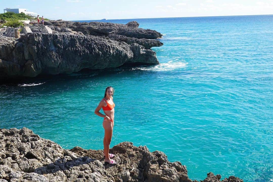 アイラ・トムリャノビッチのインスタグラム：「Okayyy my tan is fading, I’m ready to go back now 🥱」