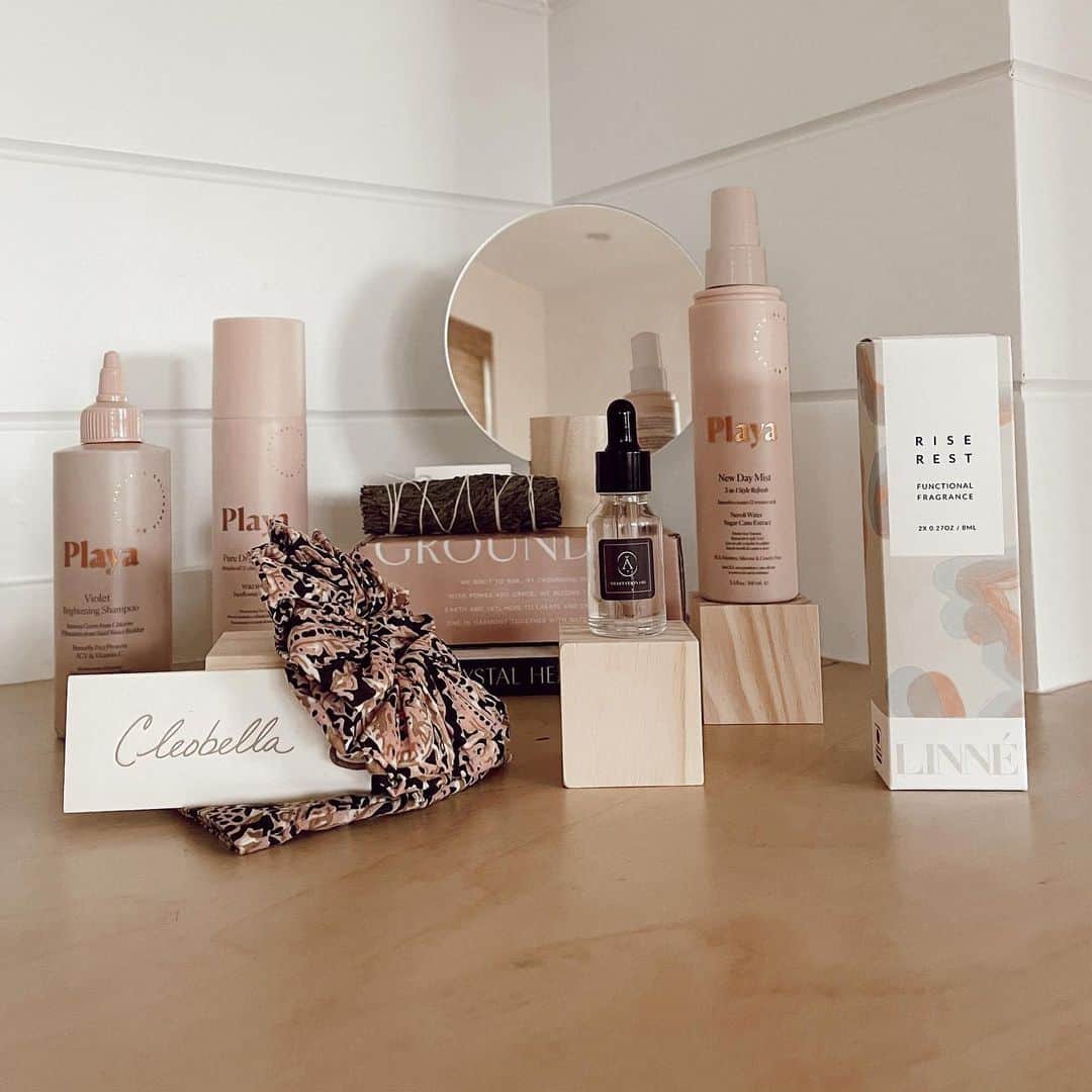 クレオベラのインスタグラム：「✨Self-Care Stocking Stuffer Giveaway✨  We all could use some self-care this holiday season! Whether you share the prizes or spoil yourself, these self-care gifts are sure to bring holiday cheer. Enter to win this head-to-toe care collection from these exceptional female-founded brands:   A Cleobella Face Mask and Scrunchie A LINNÉ Rise and Rest Duo  Playa Violet Brightening Shampoo, New Day Mist, and Pure Dry Shampoo Ten Over Ten Rose Holiday Limited Edition Set  Astara Winter Alchemy Collection   To participate, follow the participating brands listed below, like this photo and tag a friend in the comments. For a bonus entry, provide your email via the link in bio or today’s stories.   @linnebotanicals  @cleobella  @playa  @tenoverten @astara  The giveaway will close on December 18th and the winner will be announced on this post (save it for good measure). Good Luck 🌝」