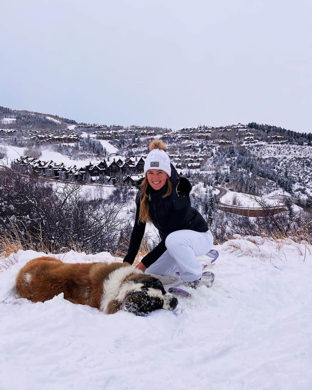 ビクトリア・アザレンカのインスタグラム：「🐶 ❄️ 😊」