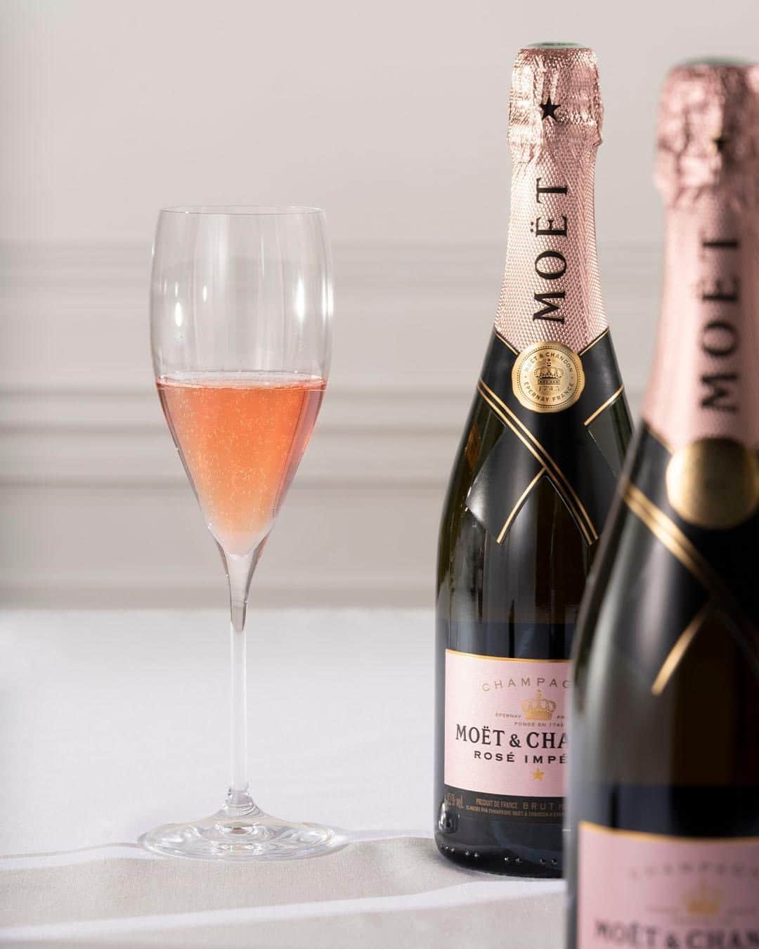 Moët & Chandon Officialさんのインスタグラム写真 - (Moët & Chandon OfficialInstagram)「Rosé Impérial pairs beautifully with the taste of the sea often present in our favorite holiday dishes. Lobsters, salmon or crab are a great match to this intense, round and elegant wine. What better reason to reach for a bottle during the festive season?  #MoetChandon #RoséImpérial #AtHomeWithMoet  This material is not intended to be viewed by persons under the legal alcohol drinking age or in countries with restrictions on advertising on alcoholic beverages. ENJOY MOET RESPONSIBLY」12月16日 2時00分 - moetchandon