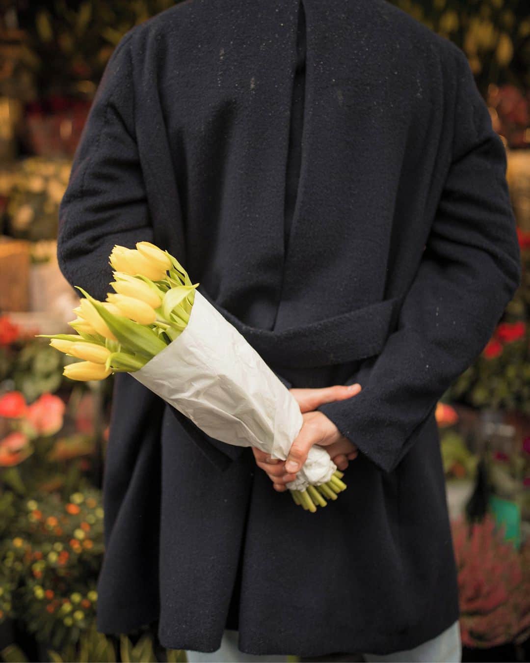 のインスタグラム：「“Flowers don’t worry about how they are going to bloom.⁣ They just open up and turn towards the light,⁣  and that makes them beautiful.”⁣ - Jim Carey⁣ ⁣ #Boglioli #Milano #FW2020 #color #flowers #coat#rain #campaign」