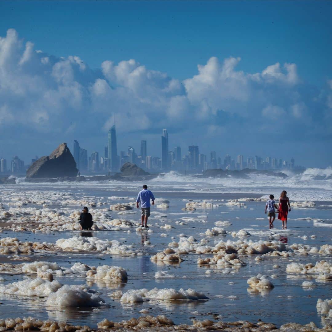 AFP通信さんのインスタグラム写真 - (AFP通信Instagram)「AFP Photo 📷 @patrickhamilton - Tourists walk amongst beach foam in the wake of cyclonic conditions at Currumbin Beach on December 15, 2020, after wild weather lashed Australia's Northern New South Wales and South East Queensland with heavy rain, strong winds and king tides.」12月16日 2時01分 - afpphoto