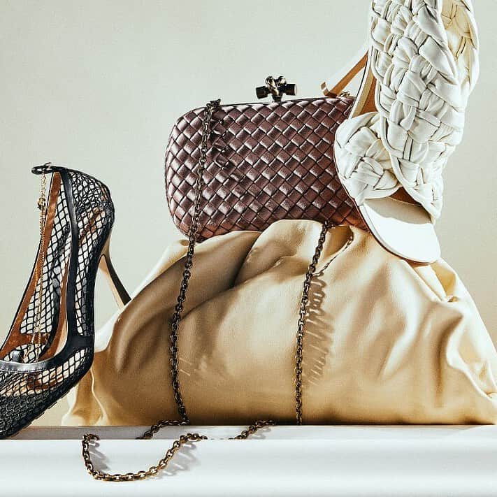 GILTのインスタグラム：「It’s on everybody’s list, so we suggest you get it first. Tap to shop #BottegaVeneta.」