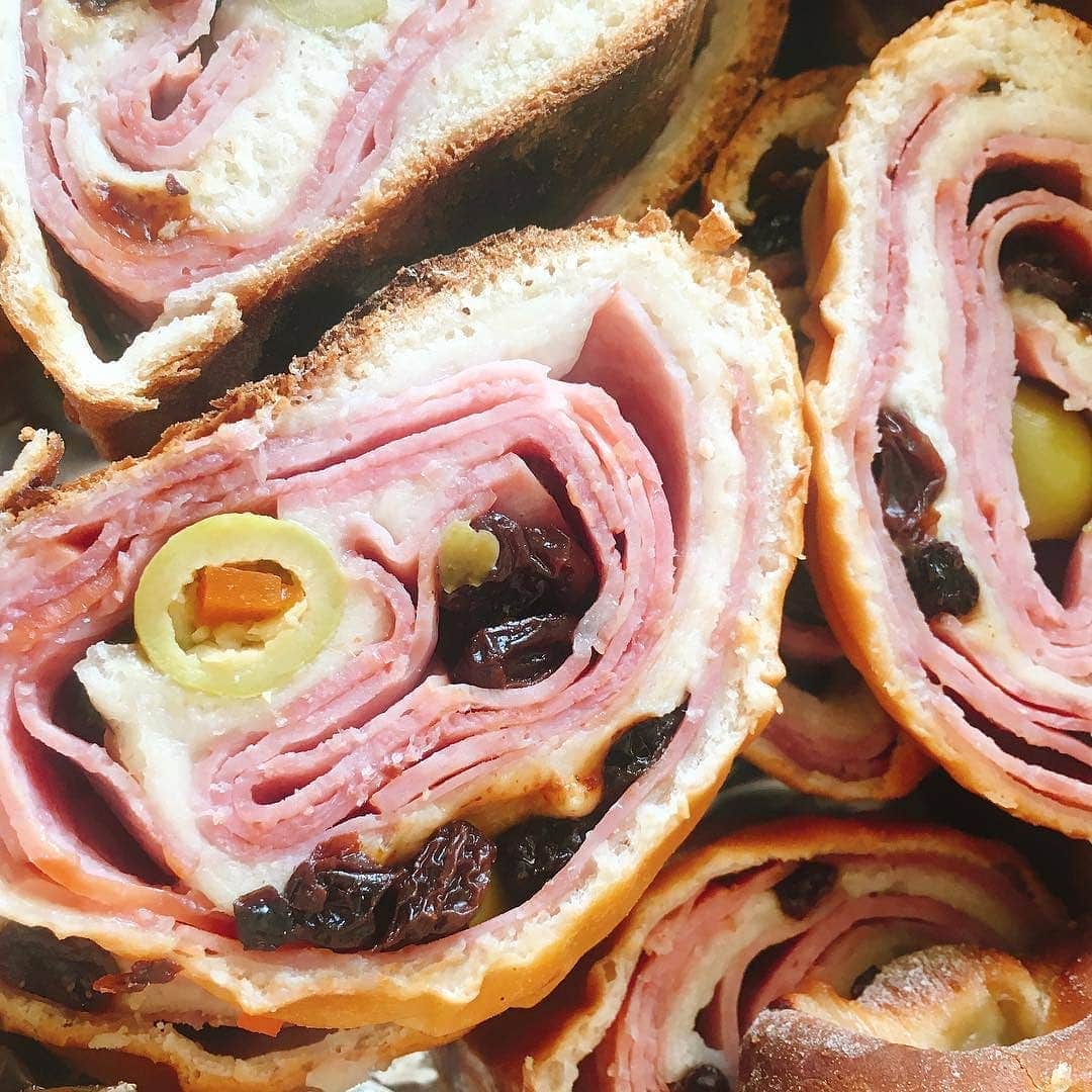 Cesar Gonzalez Cocineroのインスタグラム：「🇻🇪Pan de Jamón Repotenciado🎄 ⠀  Ingredientes: ⠀  1 Huevo 1 cdta de Sal 2 cdas Levadura 1 kilo de Harina Todo Uso ¾ taza de Azúcar (85 g) 2 tazas de Agua (500 mL) 500 g de Tocineta 500 g de Jamón Ahumado 4 cdas de Mantequilla o Manteca Aceitunas y Pasas al gusto  Preparación: ⠀  -Lo primero que debes hacer es activar la Levadura. En un envase hondo coloca 4 cucharadas de Azúcar, la Levadura, 1 taza de Agua, 3 cucharadas de Harina y mezcla un poco con la ayuda de una cuchara. ⠀  -Deja reposar durante 15 minutos, para que la Levadura fermente. ⠀  -Luego, añade el resto de la Harina, la Sal y el Agua, poco a poco, mientras amasas. ⠀  -Continúa el proceso mientras añades la Mantequilla o la Manteca. Amasa hasta que esté suave y no se pegue. ⠀  -Deja reposar en el envase tapado con un trapo durante 1 hora para que levante. Recuerda cubrir el envase con un trapo limpio para que la masa no pierda la humedad. ⠀  -Pasado el tiempo, vuelve a amasar y separa la masa en tres partes. ⠀  -Procede a estirarla con la ayuda de un rodillo hasta obtener una forma rectangular. ⠀  -Una vez listo, cubre la masa estirada con un poco de Mantequilla (opcional) y coloca el relleno. Empieza por el Jamón Ahumado, luego la Tocineta y las Pasas y Aceitunas al gusto. ⠀  -Con mucho cuidado, enrolla el rectángulo de la masa. Sella bien con ayuda de tus manos y procede de la misma manera hasta acabar la masa. ⠀  -Coloca los Panes en una bandeja previamente enharinada y deja reposar de 10 a 15 min. para que levanten un poco más. ⠀  -Barniza con Huevo batido y en el horno previamente precalentado a 350 ºC, hornea durante 20 minutos hasta que dore. ⠀  -Retira del horno y disfruta con orgullo. - - - - - 📸: @feelfoodrd」