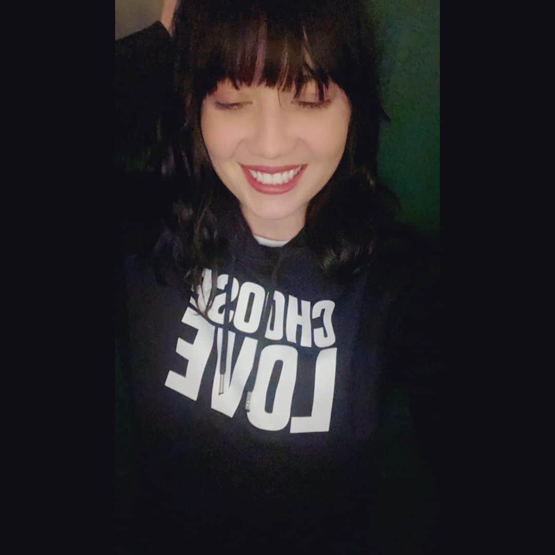 のインスタグラム：「I choose love, always! You have until 9pm to buy your @chooselove merch and have it in time for Christmas. Head to the link in their bio to pick something up. They’re organic cotton and 100% of the profits will provide the essentials for survival for families living in tents in refugee camps this winter ♥️♥️♥️♥️♥️♥️♥️♥️♥️」