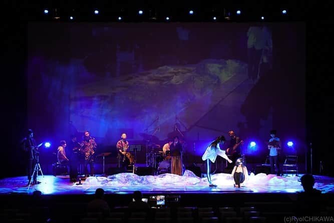 森田悠介さんのインスタグラム写真 - (森田悠介Instagram)「Rehearsal with people who can't live without arts.  #art #people #folks #play #playwright #musicianlife #artistlife #actorslife #actor #flamenco #flamencoguitar #guitarra #bassplayer #bassist #bajo #bajista  #adamovicbasses #markbass #舞台 #演劇 #ベース #アート #フラメンコ  【#よんちゃ演劇「me.」】 全体リハーサルが終了しました。 何か伝えたい気持ちがあるときに、 「芸術」という手段を選んだ人たち。  12/16(水) 世田谷区民会館にて 19:30開幕 #アートにエールを  yonchaonline.tokyo/shosai 🔺チケット、キャスト、 あらすじ詳細  配信、あり  photo by @ryoichikawa3   produced by @4genjaya」12月16日 2時13分 - yusukemorita_bass