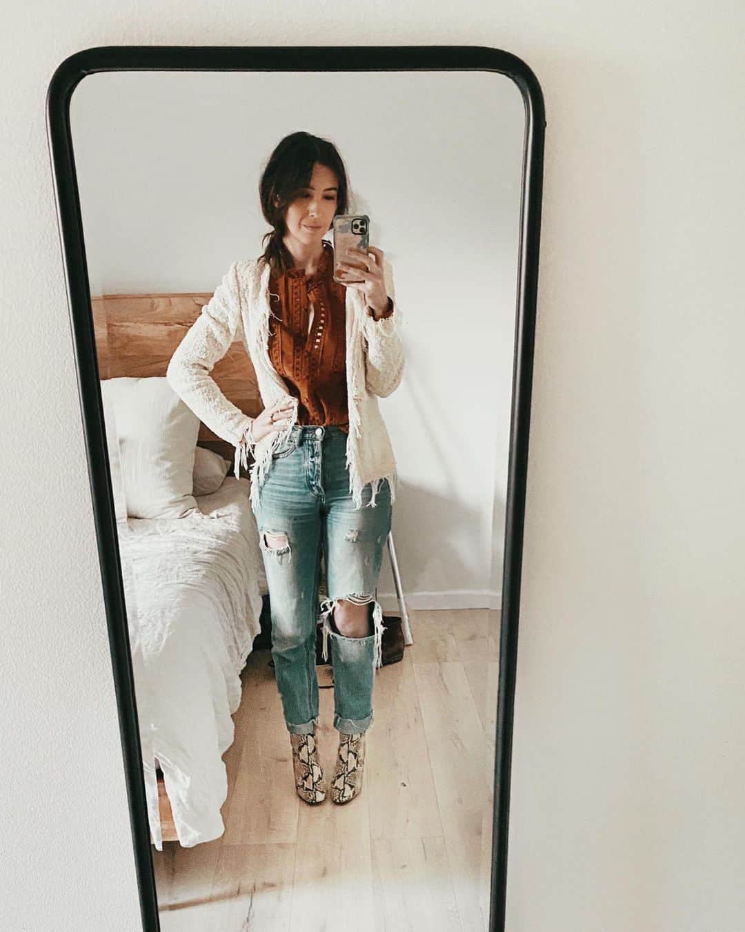 ケイト・ボイージェルのインスタグラム：「eternally going for that frenchie comfy chic vibe 🇫🇷👖 2020 was a lot of things but it was also the year i found the one pair of mom/boyfriend jeans that I don’t hate 👌 little victories, right?? Happy Tuesday! .  ps my jeans are 15% off today and I tagged them plus my jacket and a few fave snakeskin booties on my @liketoknow.it! you can screenshot this pic for links in their app 💛」
