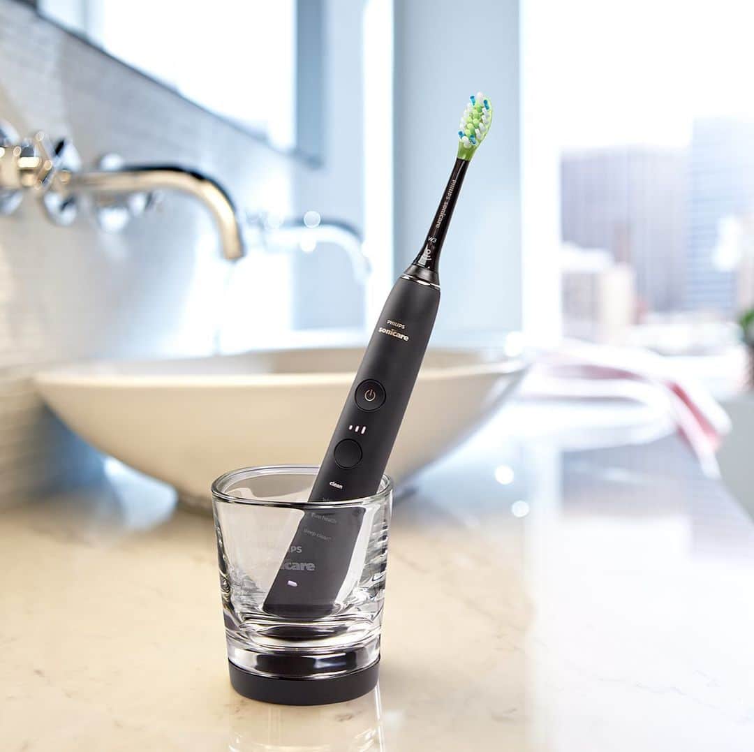 Philips Sonicareさんのインスタグラム写真 - (Philips SonicareInstagram)「You can find this photo in the dictionary under “sleek” 😉 The Philips Sonicare DiamondClean comes with a charging glass that is a stylish and chic addition to any bathroom! How does your DiamondClean compliment your bathroom décor? Share a picture and tag @PhilipsSonicare for a chance to be featured on our page!」12月16日 2時14分 - philipssonicare