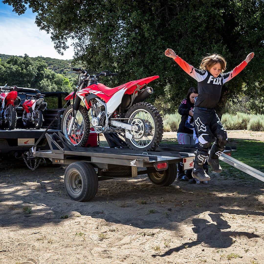 Honda Powersports USさんのインスタグラム写真 - (Honda Powersports USInstagram)「The family that rides together, rides red together. #ridered #crfcollective #betteronahonda」12月16日 2時07分 - honda_powersports_us