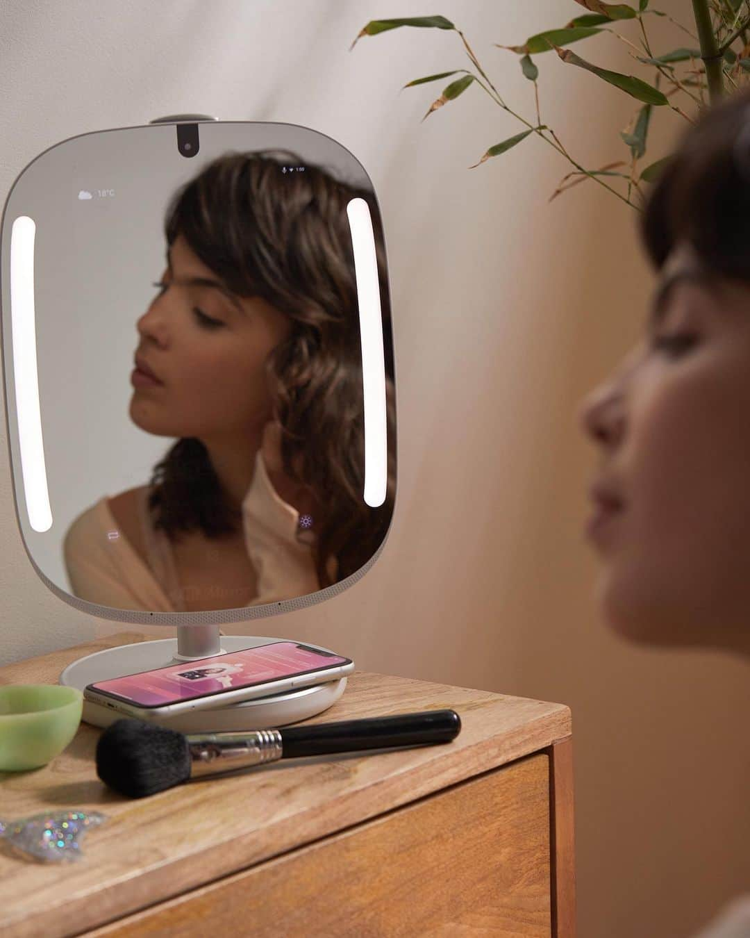 Urban Outfittersさんのインスタグラム写真 - (Urban OutfittersInstagram)「The future of beauty is now. @HiMirror_us gives you a personalized beauty experience complete with skincare recommendations, custom lighting, and an AR feature that lets you try on makeup looks without wasting product. #UOTech」12月16日 2時08分 - urbanoutfitters