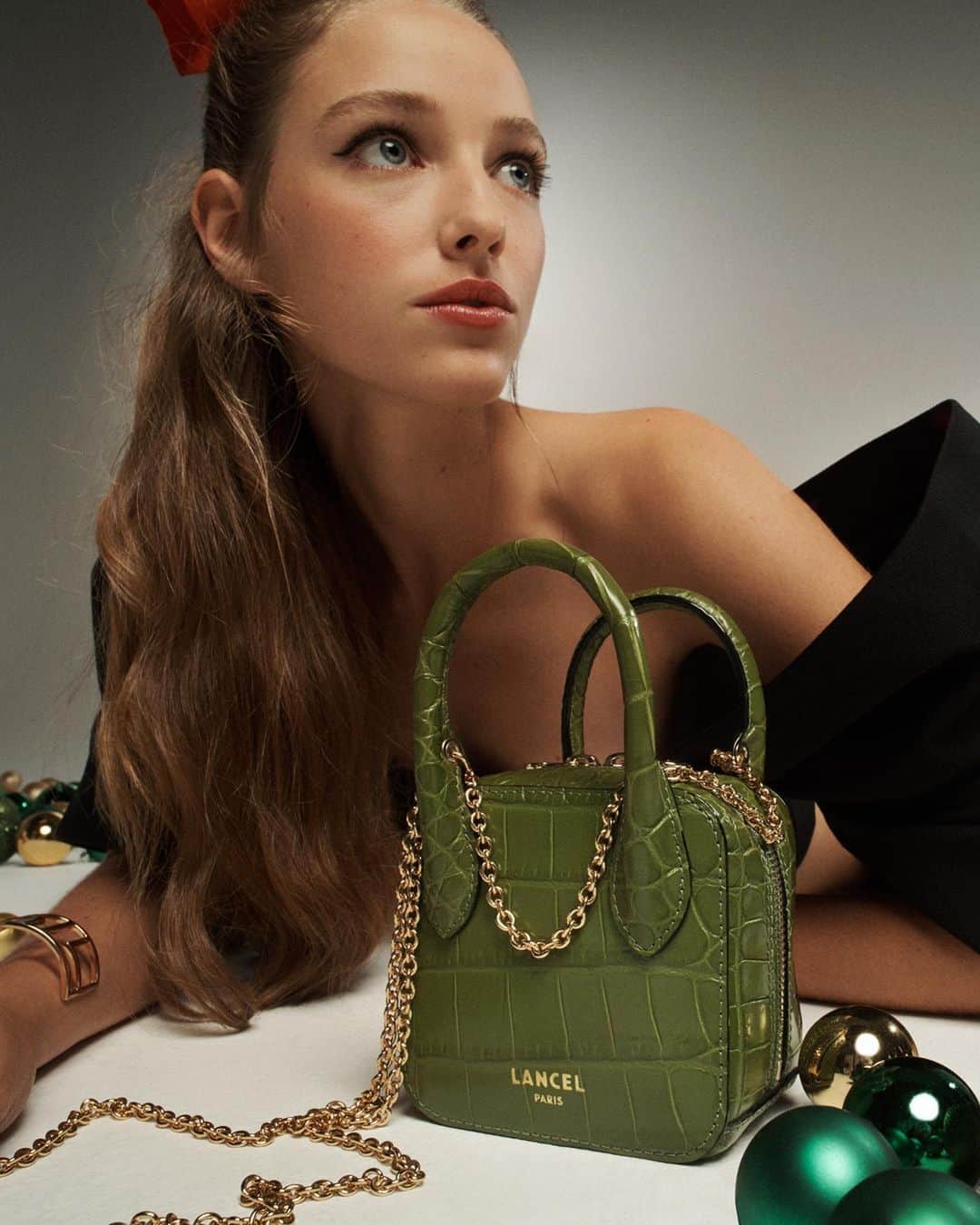 のインスタグラム：「Petit cadeau pour grande attention Mini Alice – Cuir façon croco brillant – Vert olive  Mini gift, maxi wow Mini Alice – Shiny croco style leather – Olive green #AliceByLancel #ChristmasIsComing #Lancel」