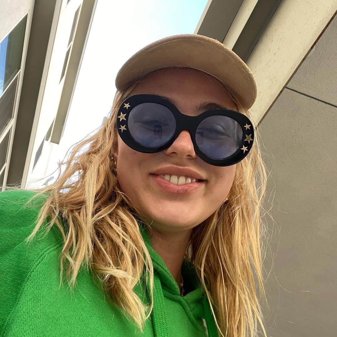 マティー・ノイズのインスタグラム：「when mom ask how i’m doing 🙃」