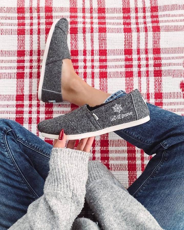 トムズシューズのインスタグラム：「There’s just something about felt that feels so right this time of year—same goes for shoes that give back.   Pictured here: Grey Felt Faux Fur CloudBound Alp, styled by @asmalltownfashionista」