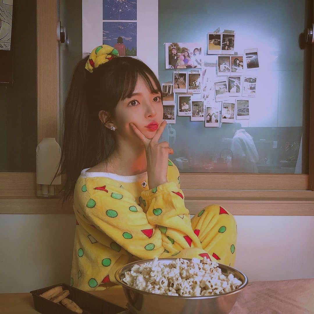 ユジョン のインスタグラム：「쓸데없는 선물 1등 #굴렁쇠🤘🏻  Girls night in_ with audieeeeeeeeeee」