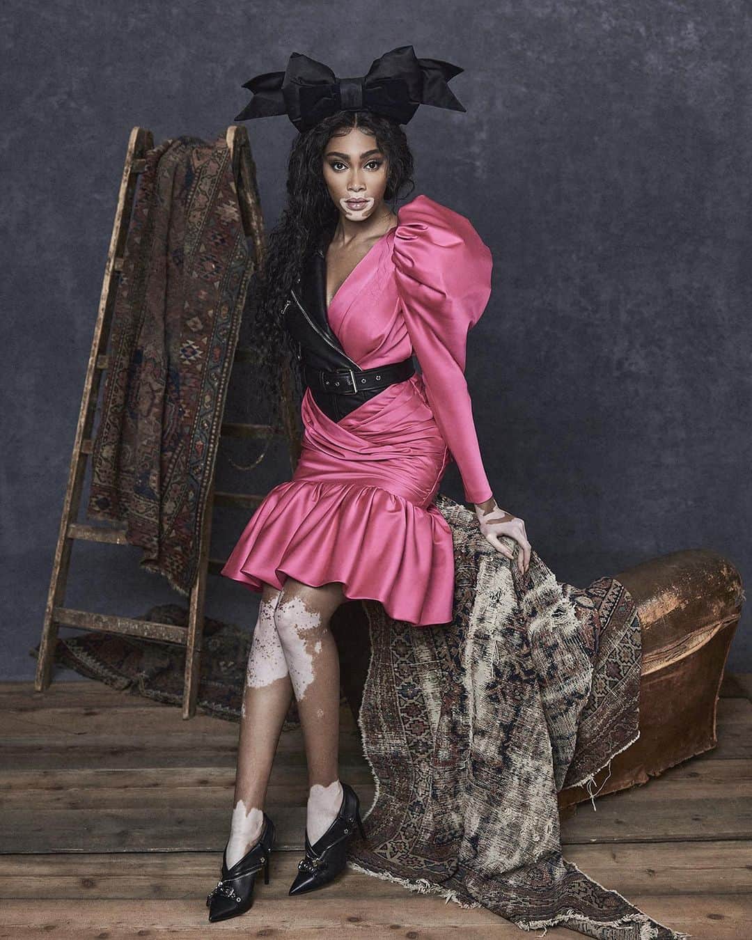 のインスタグラム：「PINKIE WINNIE ! @winnieharlow IN @moschino PRE FALL PHOTOGRAPHED BY @marcus_mam HAIR @cesar4styles MAKE UP @adamburrell 💅🏼 @nails_by_yoko SET DECOR BY @supercube」