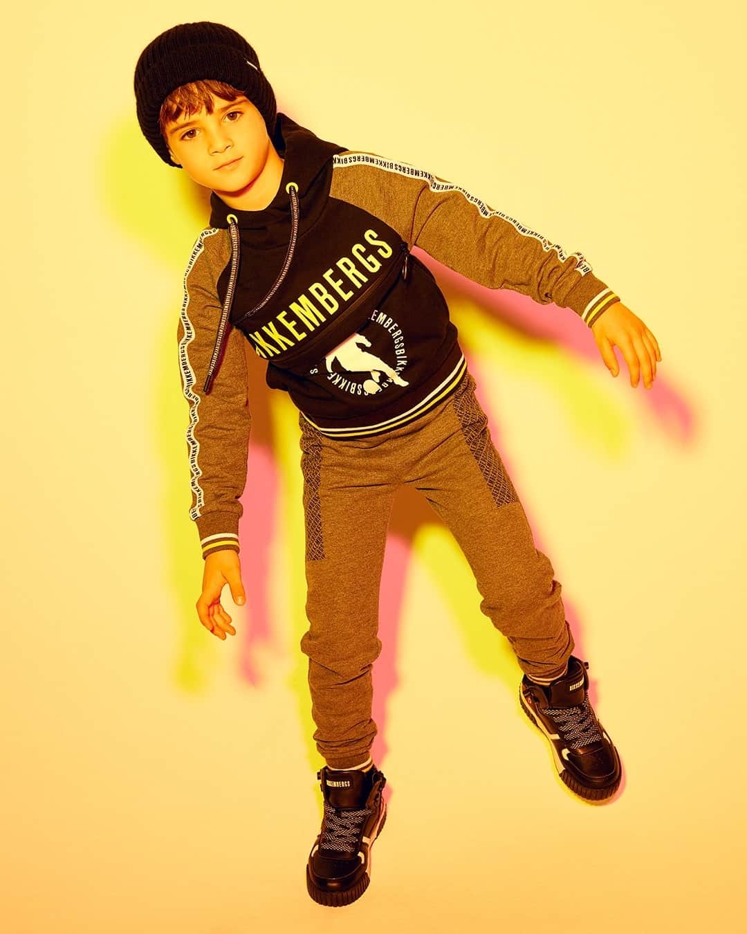 ダーク ビッケンバーグのインスタグラム：「Bikkembergs cool kids never stay still! Stand out this winter in our hooded tracksuit.⁠ #dirkbikkembergs #bikkembergs #BKKJunior #FW20」