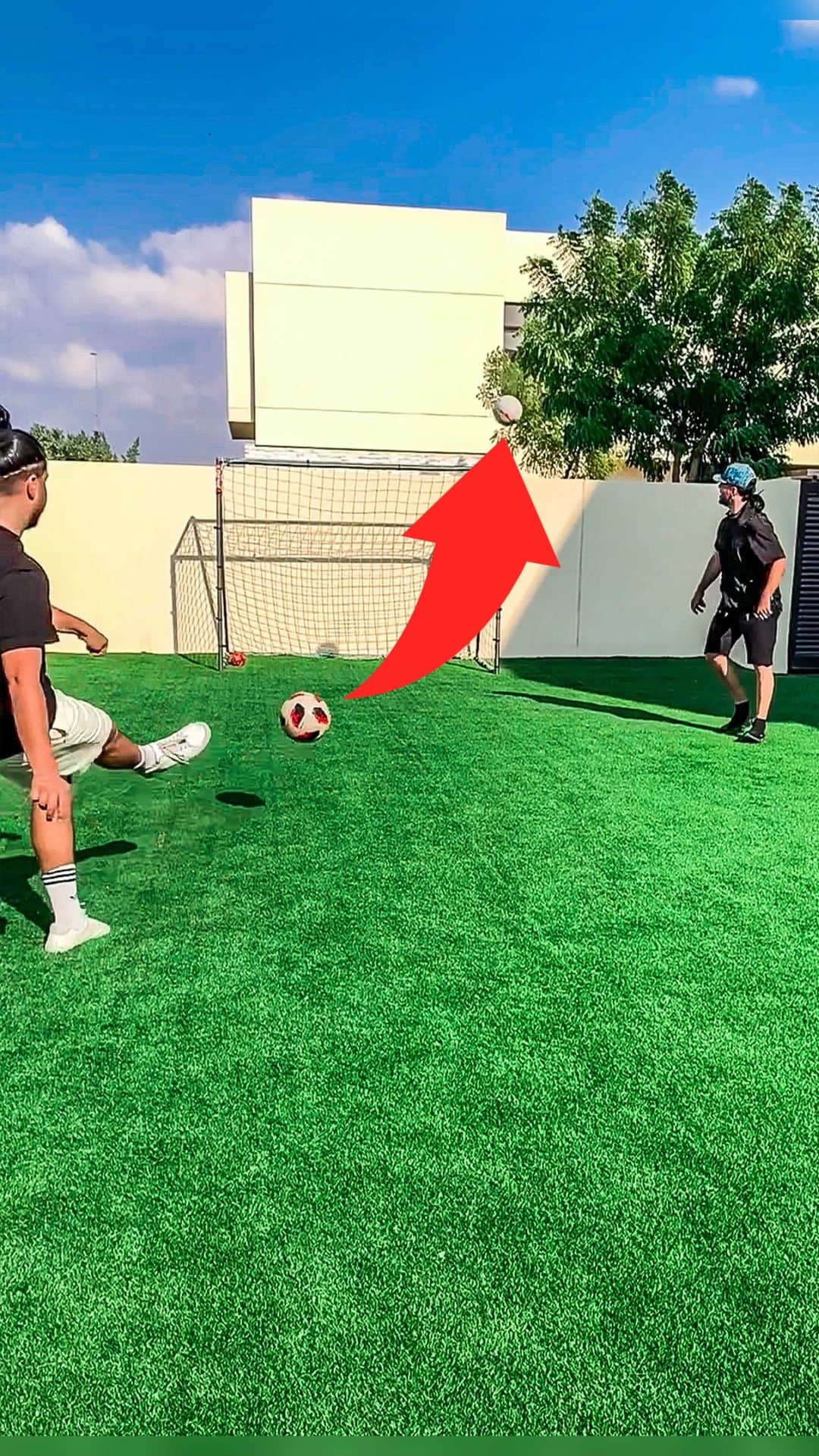 ショーン・ガルニエのインスタグラム：「This how we score when we are together with @andreasfreestyles3 🔥🔥🔥  Tag your teamate ⬇️⬇️🙌  #urbanballer #seangarnier #urbanball #skills #freestyle #football #uae #dubai #paris #soccer」