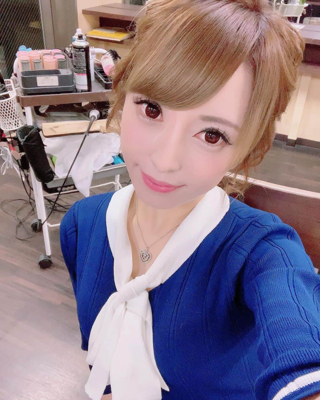 のインスタグラム：「出勤の時はヘアセットも モチベーション🤩💖  自分のモチベーションをアップさせる事は大切😊💖  #メイドカフェ#プティパルフェ#住吉#アールズカフェ#錦#キャバクラ#名古屋#YouTube#17＃ヘアセット#モチベーション」