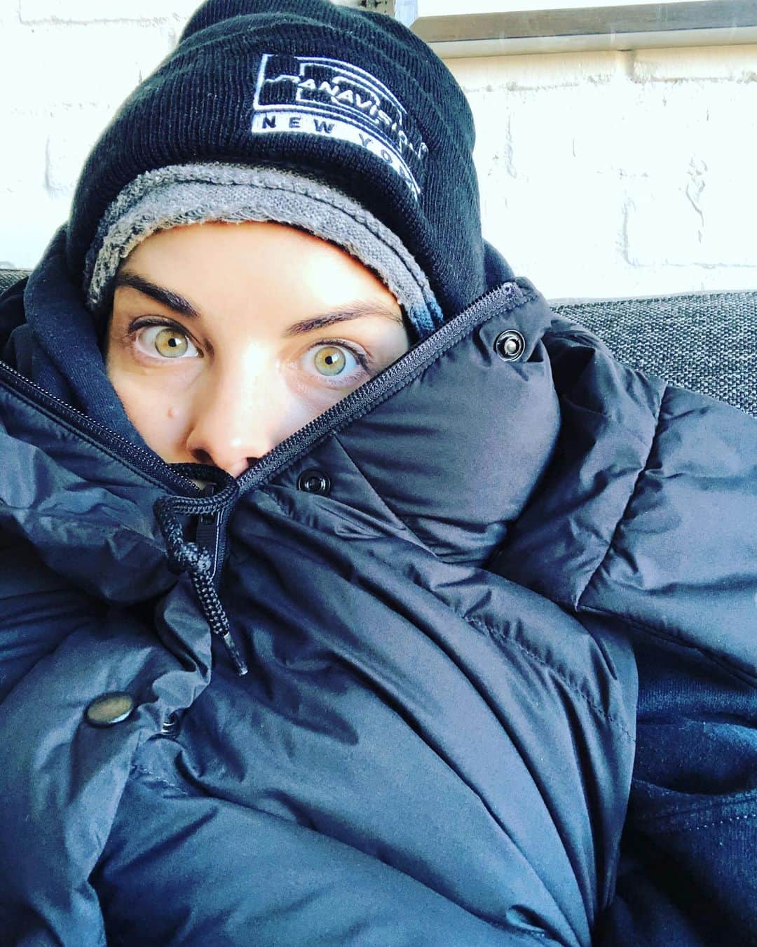 ジェイミー・アレクサンダーのインスタグラム：「Post training outside in 34 degree weather. Think I’ll wear this for the rest of the day. Inside. 🥶 🙌🏻 #2hats #3tops #2bottoms #2socks Shoutout to @denflanagan 💪🏻」