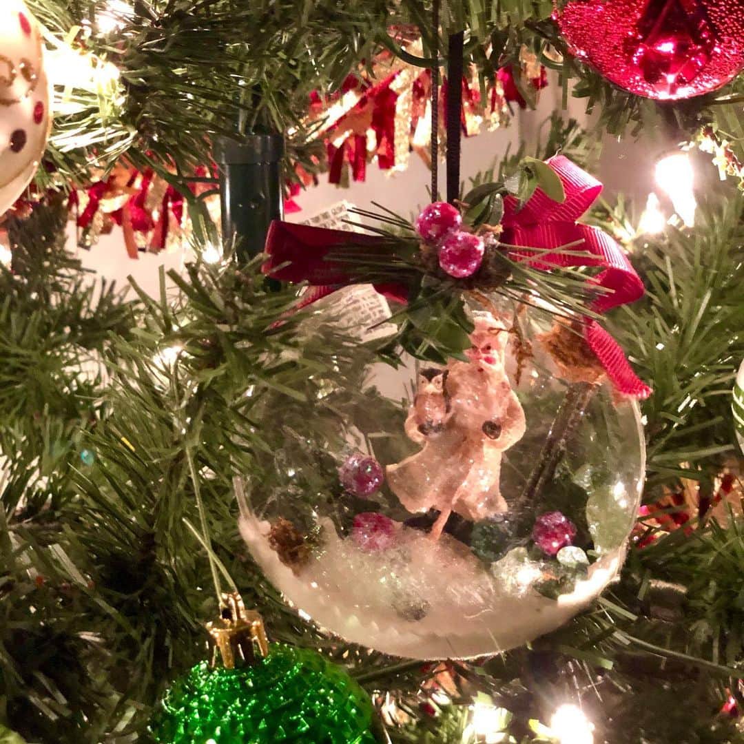 のインスタグラム：「I heard Santa Cruz doesn't get COVID. Can he come to my house this year? サンタさんは、コロナにならないと聞きました。我が家には、来てくれるかな…？ #santaclaus  #christmas」