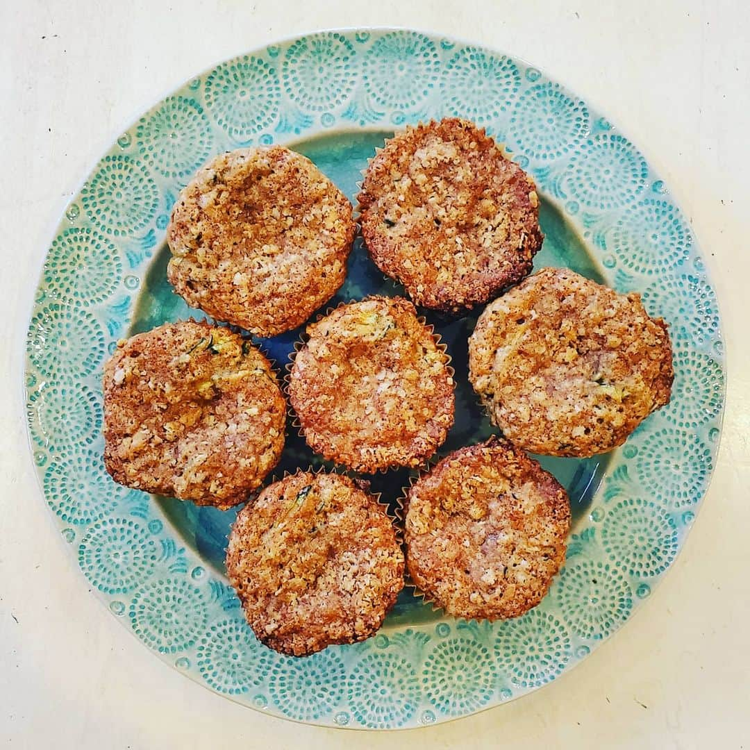 ガソリングラマーさんのインスタグラム写真 - (ガソリングラマーInstagram)「PLANY BASED ZUCCHINI MUFFINS🥒🧁🌿 #GASOLINEKITCHEN  @wholesomesweet organic #brownsugar #canesugar  @maryjanesfarm organic unbleached vegan #flour  @miyokoscreamery #oatmilk #butter  @vitacost #oats #cinnamon salt baking soda baking powder vanilla @latourangelle grapeseed oil  @risebrewingco #oatmilk  @jrorganicsfarm organic #zucchini @ifyoucare_usa large cupcake liners #vegan #veganfood #whatveganseat #plantbased #vegetarian #VEGANGOOD #vegansofig #veganfoodie #foodie #plantbased #plantbasedfood #plantbasedfoodie @gasolineglamour #gasolineglamour  @gtfoitsvegan  #gtfoitsvegan  #marketboxsd  #muffins #zucchini  #zucchinimuffins」12月16日 2時43分 - gasolineglamour