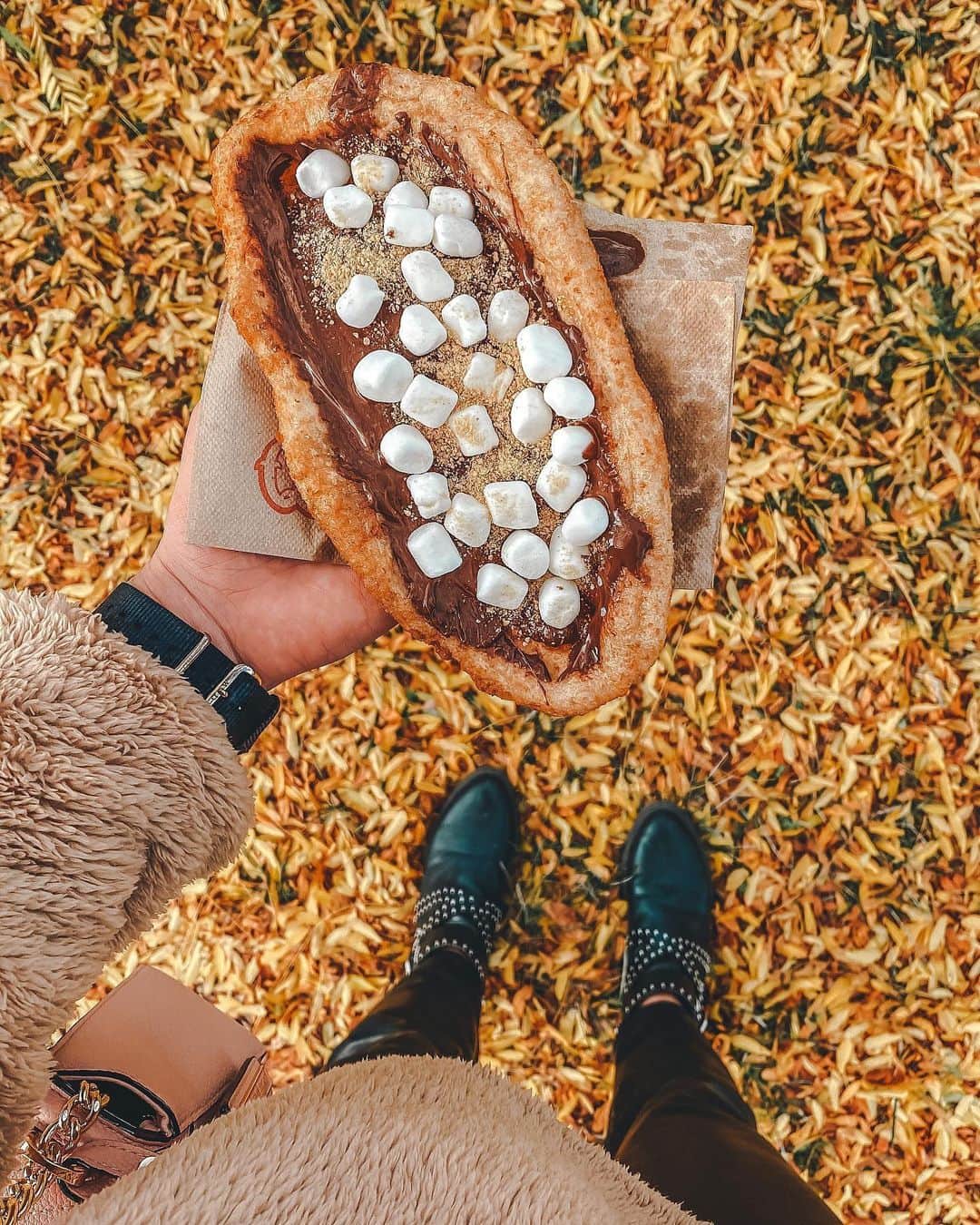 Explore Canadaのインスタグラム：「Canada’s favorite delicacies are as diverse as the people who love them! Take a look at what we like to munch on - how many have you tried? ⁠⠀ ⁠⠀ 💙 BeaverTails: also called “the Canadian doughnut,” the BeaverTail is a deep-fried pastry, pulled by hand to resemble the long, flat tail of a beaver. It's made with whole wheat flour, and once fried is topped with a variety of sweet garnishes such as cinnamon, sugar, jam or honey. ⁠⠀ ❤️ Ketchup chips: Invented back in the 1970’s, these delicious, tangy potato chips are a point of Canadian pride! ⁠⠀ 💚 Nanaimo bars: Named after the city in British Columbia where they were created, this three-layered, no-cook dessert bar dates back to 1952, when the first known recipe was printed in the Women’s Auxiliary of the Nanaimo Hospital Cookbook. ⁠⠀ 💛 Butter tarts: Commonly found in 19th century pioneer cooking and originating in Ontario, this staple treat consists of a mouth-watering filling of butter, sugar, syrup and egg, which is then baked in a pastry shell until the filling is semi-solid with a crunchy top. ⁠⠀ ⁠⠀ Have we missed any nice treats or snacks? Let us know what you think makes Canada NICE in the comments below!⁠ #ExploreCanada #ForGlowingHearts⁠⠀ ⁠⠀ 📷: @whats_up_claire, @theoriginalsouffle, @sidetrip_bydetourtocanada⁠⠀ ⁠⠀」