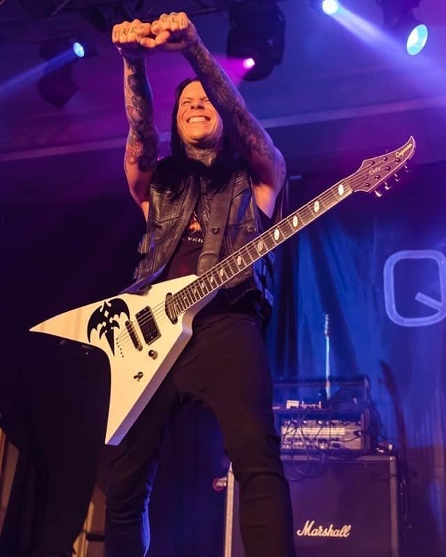 Queensrycheさんのインスタグラム写真 - (QueensrycheInstagram)「Parker 'taking hold' at Clearwater Casino in Suquamish, WA (photo credit LIM SANG Photography) #queensryche #theverdicttour #parkerlundgren #takehold #tattoos #guitarist #guitarplayer #caparisonguitars #backupvocals #songwriter #talented #bamf #diabloguitarsseattle #diabloguitarsdotcom #memories」12月16日 2時47分 - queensrycheofficial