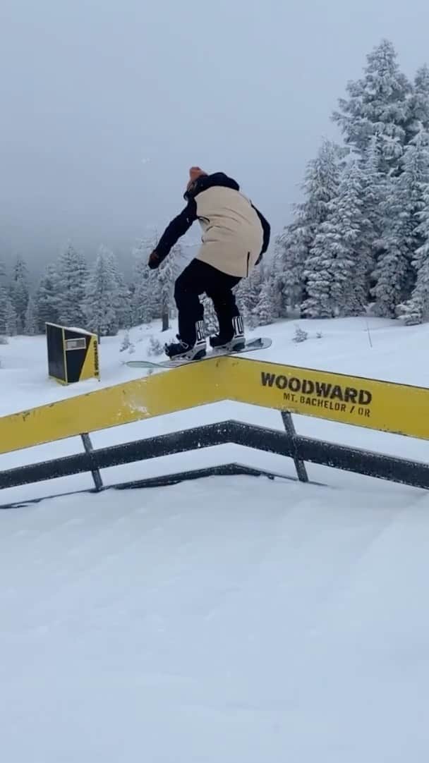 アナログクロージングのインスタグラム：「@snore.a sliding sideways through @woodwardbachelor ❄️  #Burton #Snowboarding」