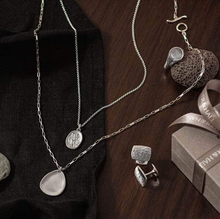 ダウアー&ホールさんのインスタグラム写真 - (ダウアー&ホールInstagram)「A Christmas presents etched in his memory... Engrave love words on timeless men’s jewellery and be sure to make a meaningful gift he will cherish 💝.⠀⠀⠀⠀⠀⠀⠀⠀⠀ ⠀⠀⠀⠀⠀⠀⠀⠀⠀ ⠀⠀⠀⠀⠀⠀⠀⠀⠀ -⠀⠀⠀⠀⠀⠀⠀⠀⠀ -⠀⠀⠀⠀⠀⠀⠀⠀⠀ #dowerandhall #mensjewellery #jewelleryofinstagram #mensjewelry #jewelryforhim #christmasgifts #engravablejewellery #britishdesign #britishfashion #jewelrylover #jewelleryinspo #silverjewellery」12月15日 18時04分 - dowerandhall