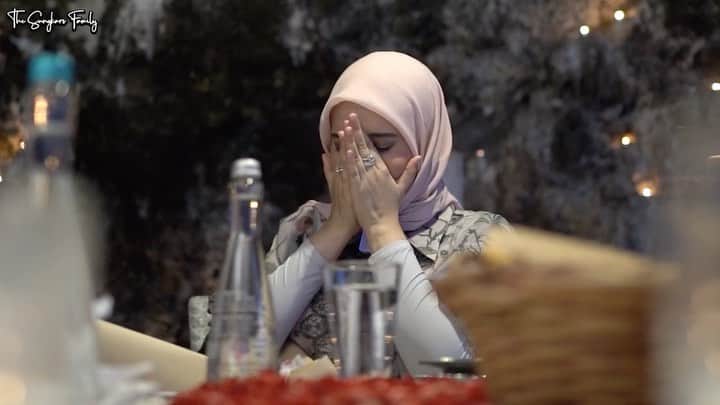 のインスタグラム：「Tumben amat sweet ampe terharu gak bisa berenti nangis tapi mau ketawa 🤣 kirain dinner romantis biasa .. makasih ya syg pake kado segala kan jadi enak hahaha , yuk mampir ke The sungkars Family youtube channel」