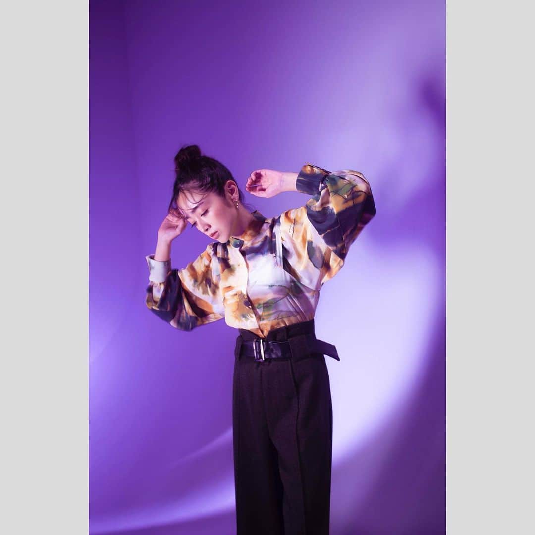 安達祐実さんのインスタグラム写真 - (安達祐実Instagram)「♡♡♡ 洋服、作りました。 【虜】の服が皆さんのワードローブの中の一着に仲間入り出来たら嬉しいです😆 ・ 本日から販売スタートです🎁 https://toricowear.theshop.jp/ ・ @torico_wear  #虜#Torico」12月15日 18時00分 - _yumi_adachi
