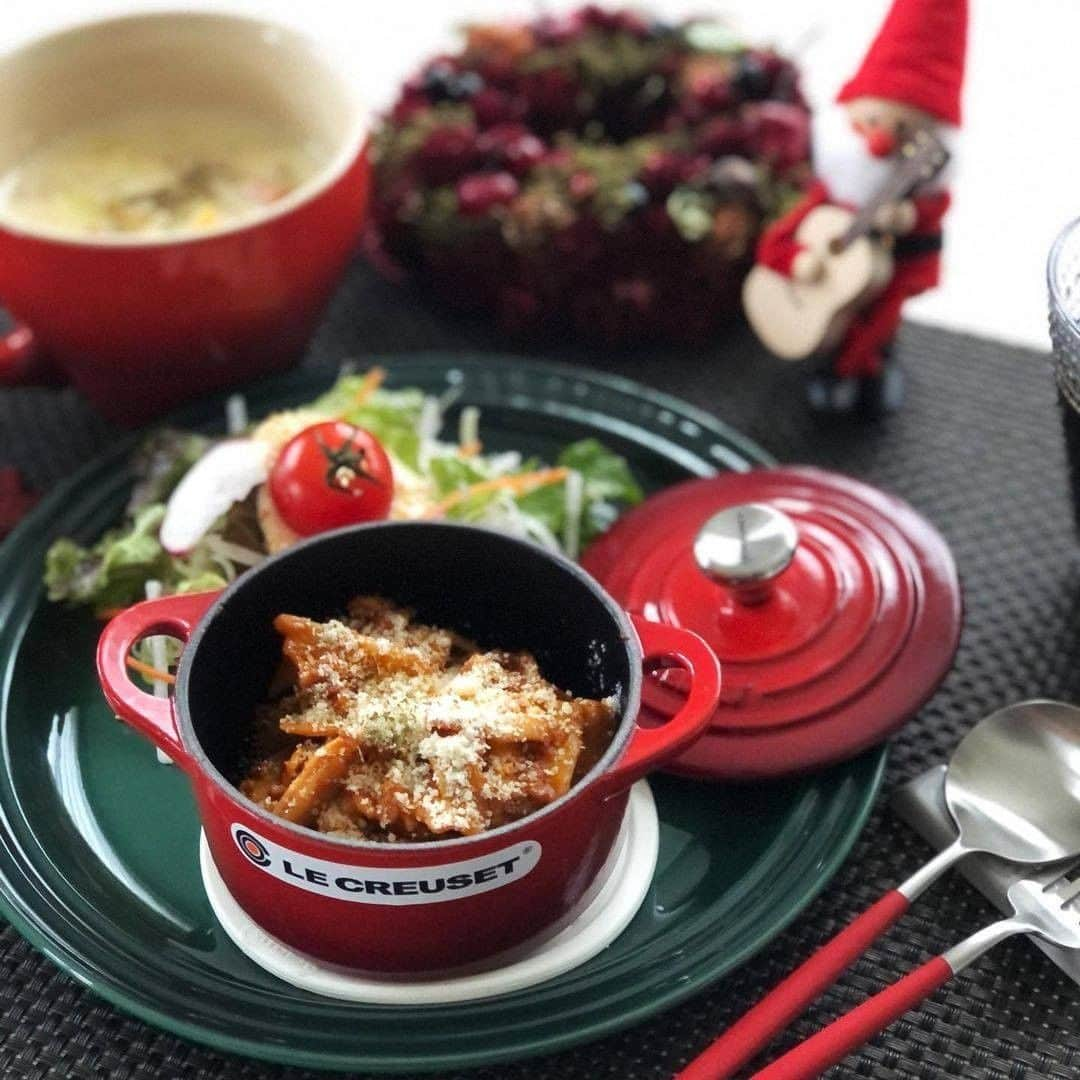 Le Creuset Japon　ル・クルーゼ ジャポンさんのインスタグラム写真 - (Le Creuset Japon　ル・クルーゼ ジャポンInstagram)「クリスマスカラーのストーンウェアを合わせた、とある日の @yukinko_s_0107 さんのランチ。クラムチャウダーにラザニアと、冬の訪れを感じられるメニューですね。 毎日使うプレートやポットでも、色の組み合わせ次第でテーブルコーディネートをいつもより華やかに仕立てられます！  #ルクルーゼ #lecreuset #ルクルーゼのある食卓 #クッキングラム #cookingram #キッチングラム #テーブルウェア #キッチンウェア #クッキングラム #カラフルクッキング #クラムチャウダー #ラザニア #手料理 #ルクルーゼごはん #手料理グラム  #お昼ご飯 #lunch #lunchtime #残り物ごはん #クリスマスカラー #おうちランチ #foodpost #foodphoto #foodpic」12月15日 18時00分 - lecreusetjapon