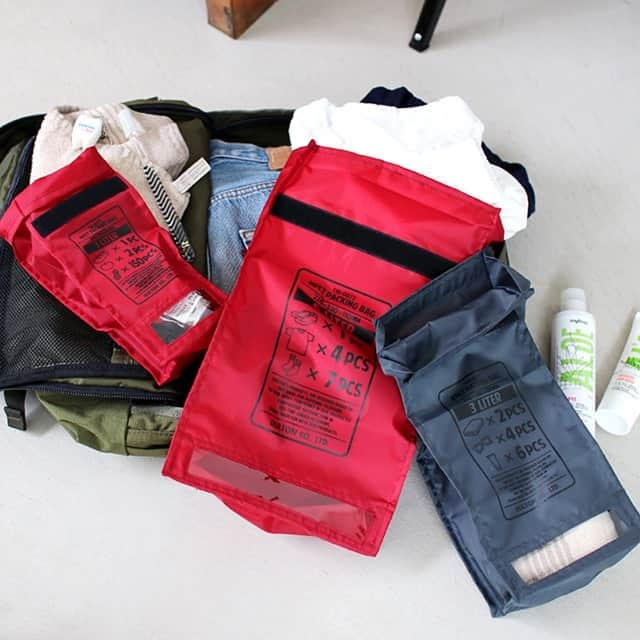 キナリノさんのインスタグラム写真 - (キナリノInstagram)「＼キナリノモール／DULTON｜RPET PACKING BAG 	 －－－－－－－－－ 荷作りが楽しくなりそう♪  荷物のパッキングを楽しくしてくれるパッキングバッグ。 よく見ると、そのバッグの容量の目安がイラストで描かれているのがユニークなデザイン。 使うたびに思わず笑顔になってしまいそうなかわいらしさです。 バッグの表面には透明な小窓付きで、中に何が入っているか一目で確認できるのもポイント。 サイズ展開も豊富なので、用途に合わせてぴったりの大きさが見つかるのもうれしいアイテムです。 旅行時のパッキング用としてはもちろんのこと、バッグインバッグとしてや、お部屋での整理・収納用にも活躍してくれますよ＊  －－－－－－－－－ https://kinarino-mall.jp/item-55391  ▶画像をタップすると詳細情報をご覧いただけます。  ▶プロフィールの「インスタ掲載」ボタンから、ご紹介商品をまとめてご覧いただけます。→@kinarino_official  ▶キナリノアプリでも販売中！ 「お買いもの」→「インスタグラム掲載アイテム」 　 ※ダウンロードはプロフィールリンクから→@kinarino_official  #キナリノモール #キナリノ #丁寧な暮らし #暮らし #バッグ #パッキングバッグ #旅行 #収納 #シンプル #ファッション #ナチュラルファッション #お出かけ #コーディネート #コーデ #今日のコーデ #CDCGENERALSTORE #DULTON #PACKINGBAG #travel #bag #Storage #fashion #style #fashionista #coordination #simple #ootd #instafashion」12月15日 18時00分 - kinarino_official