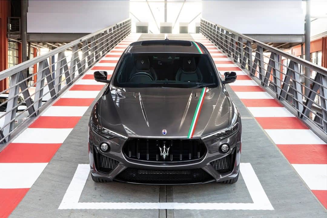 Maserati Japan | マセラティ ジャパンさんのインスタグラム写真 - (Maserati Japan | マセラティ ジャパンInstagram)「レヴァンテ トロフェオ トリコローレを発売（全国限定5台）  マセラティ ジャパン株式会社は、2020年というブランドの幕開けとともに、イタリアすべての工場での生産再開を祝し、美しい手描きのトリコロールのカラーリングが施されたレヴァンテ トロフェオの限定モデルを発売いたします。  詳しくはこちら。 https://www.maserati.com/jp/ja/news-event/levante-trofeo-tricolore #Maserati #マセラティ #MaseratiJapan #マセラティジャパン #Levante #レヴァンテ #LevanteTrofeoTricolore #レヴァンテトロフェオトリコローレ」12月15日 18時00分 - maseratijp